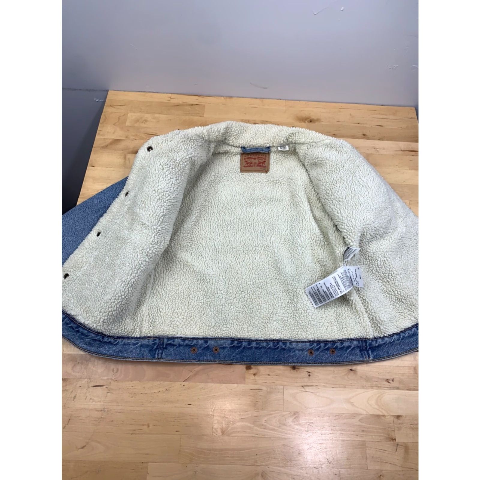 Levi's Levi's Trucker Jacket Womens XS Denim Blue Light Stonewash Lined Sherpa Pockets 10030 Regular Button Front Casual Travel Vintage: No (If required) Size XS / US 0-2 / IT 36-38 - 2 Thumbnail