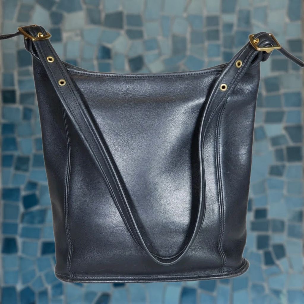 Coach VINTAGE Coach Slim Duffle Sac Shoulder Bag Black Leather Zip Top Outside Slip Pocket Women's Medium 90s Classic Size M / US 6-8 / IT 42-44 - 1 Thumbnail