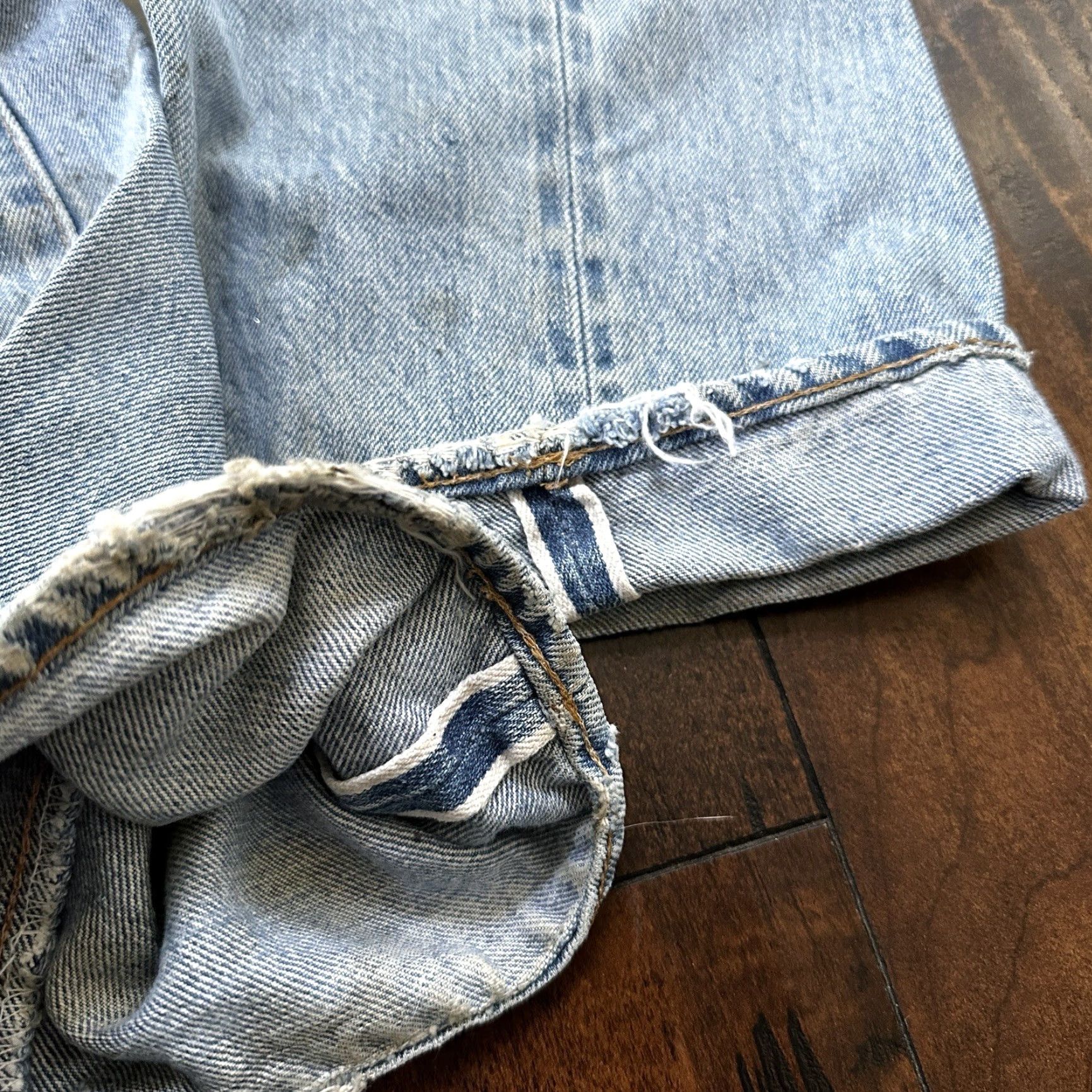 Levi's VINTAGE Levi's Jeans 501 Men's Regular Fit Straight 80s USA Light Wash Denim 28 Inseam Size US 30 / EU 46 - 2 Thumbnail