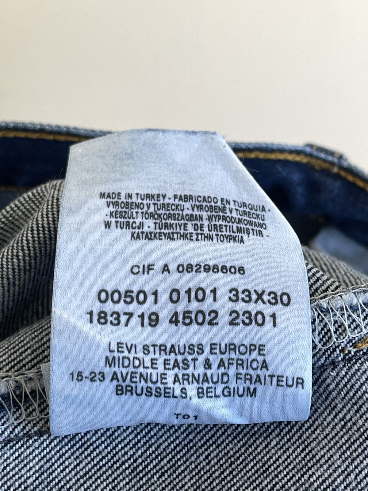 Levi's 501 Tapered Regular Fit 5 Pocket Denim Jeans 2000s 31x30 L30 Size US 31 - 18 Thumbnail