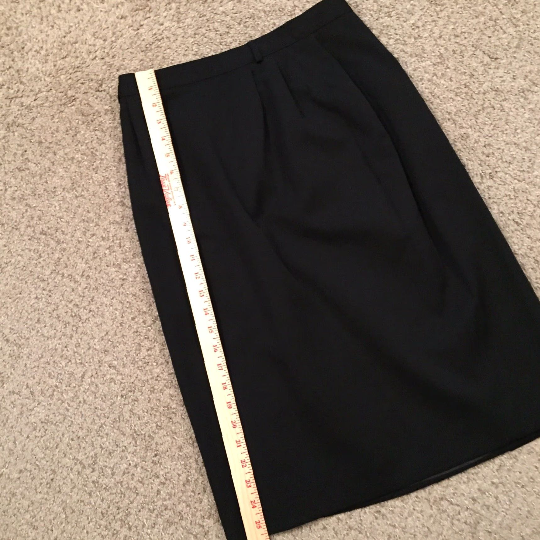 Liz Claiborne Claiborne Skirt Women Size 10 Black Midi Pleated Pencil Lined Wool) Size 32" / US 10 / IT 46 - 4 Thumbnail