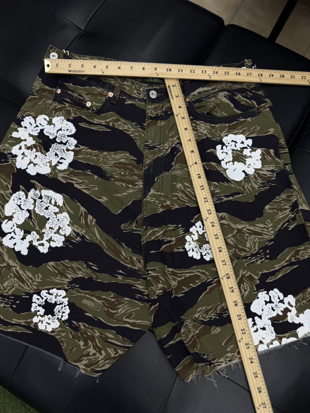 DENIM TEARS Denim Tears Cotton Wreath 2025 Shorts Size XL Camo (NEW) Size US 36 / EU 52 - 11 Thumbnail