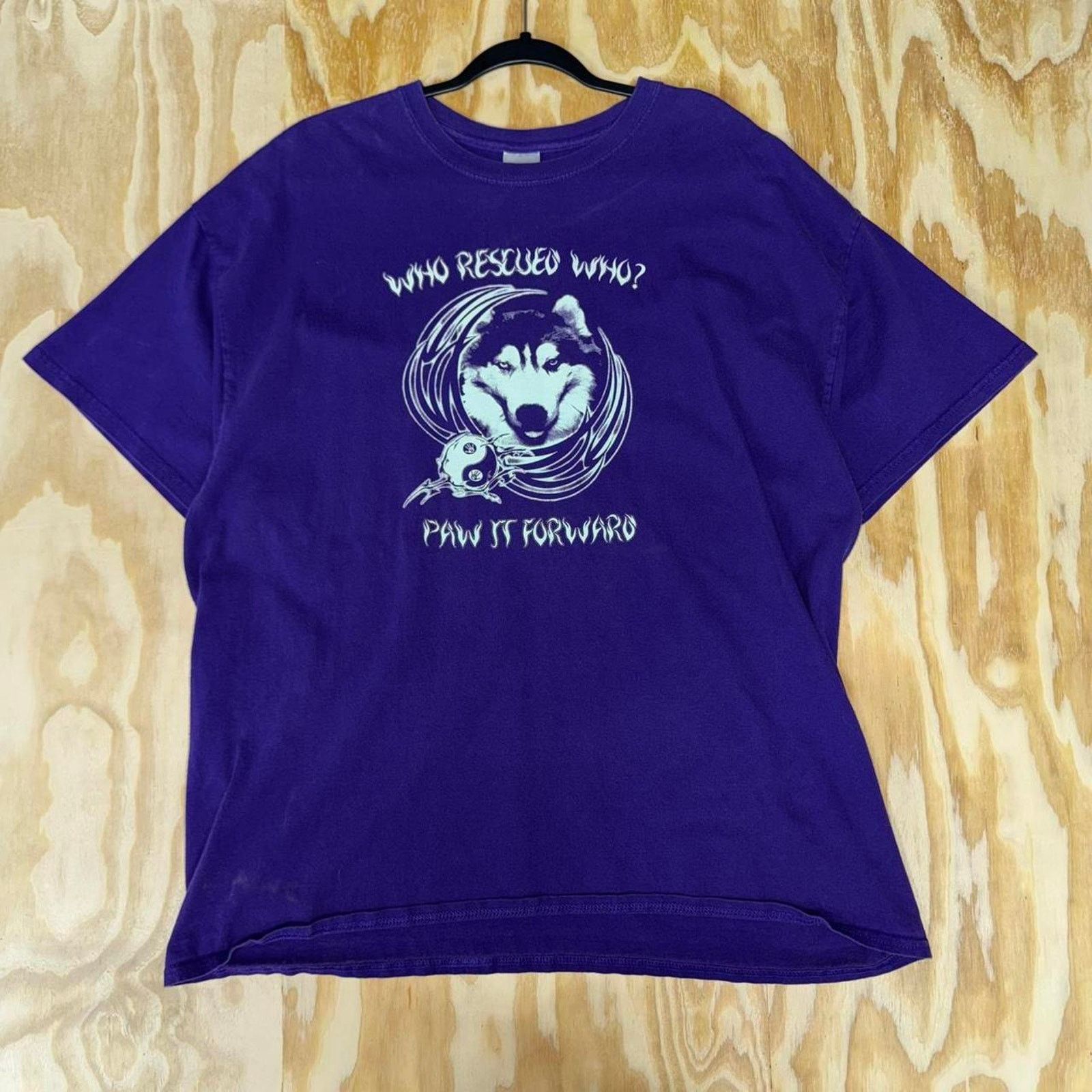 Gildan XXL - Vintage y2k who rescued who? nature wolf t-shirt Size US XXL / EU 58 / 5 - 1 Thumbnail