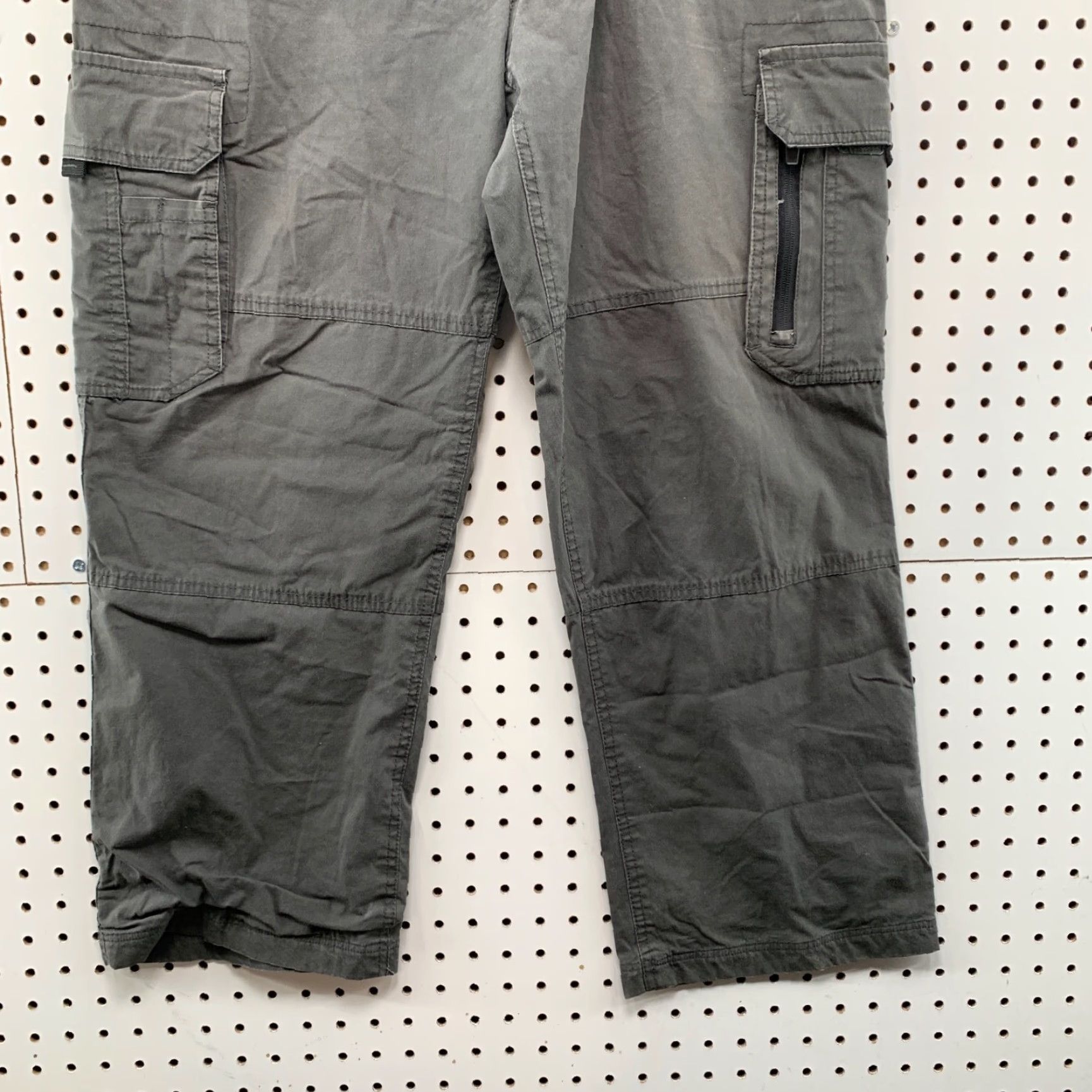 Vintage VINTAGE BC Clothing Cargo Pants Men M 34x27 Gray Cargo Pants Mens 34x27 Skateboard Baggy 90s 2000s Mens Size US 31 - 3 Thumbnail