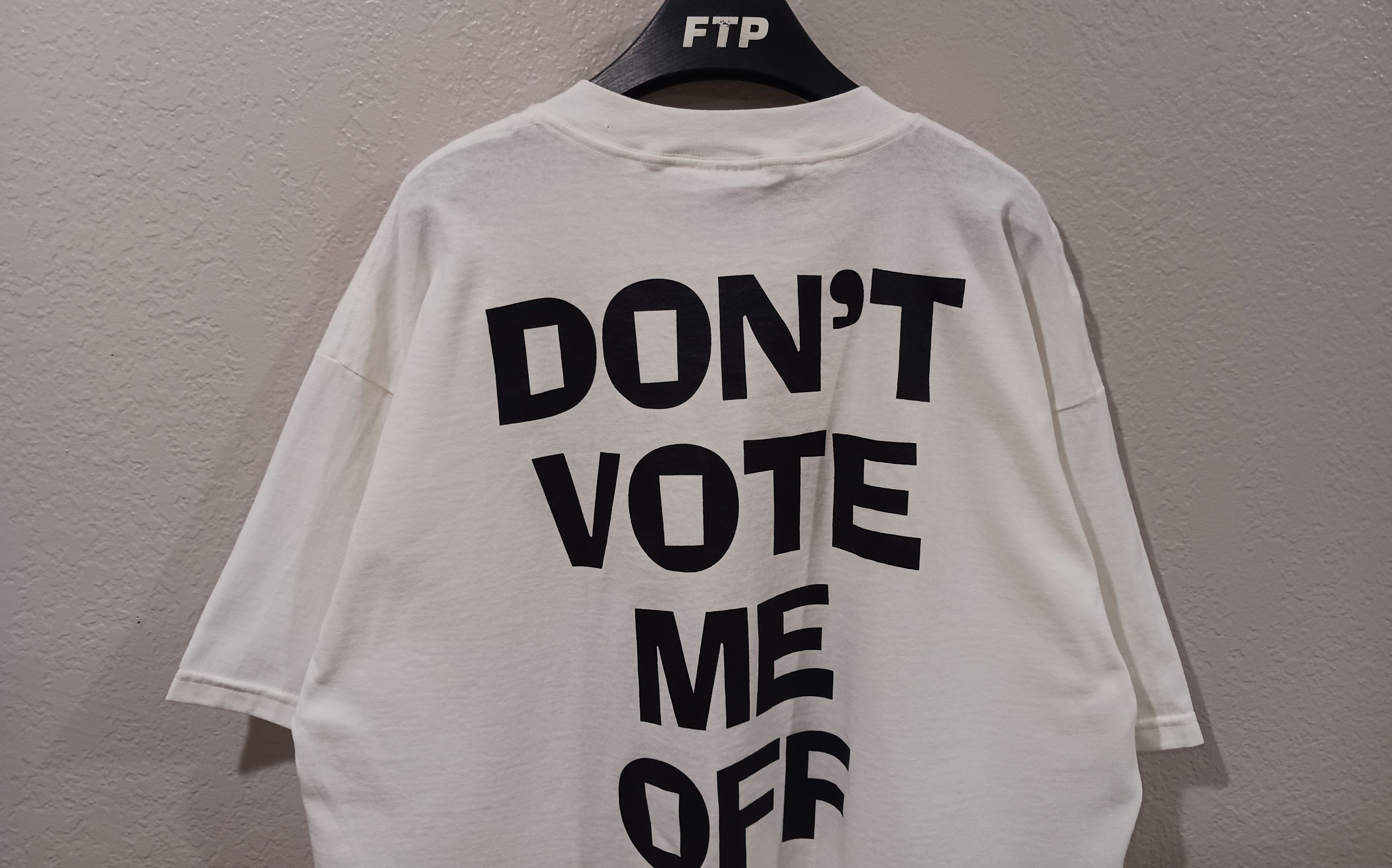 Gildan × Vintage Survivor Borneo "Don't Vote Me Off" Vintage 2000 Gildan Tee Size US XL / EU 56 / 4 - 9 Thumbnail