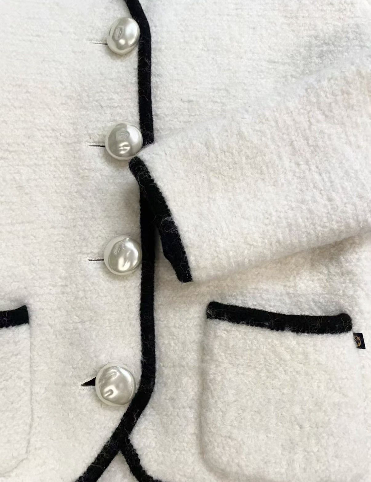 Louis Vuitton Louis Vuitton Lapel Wool Jacket with Pearl Buttons J33 Size XS / US 0-2 / IT 36-38 - 4 Thumbnail