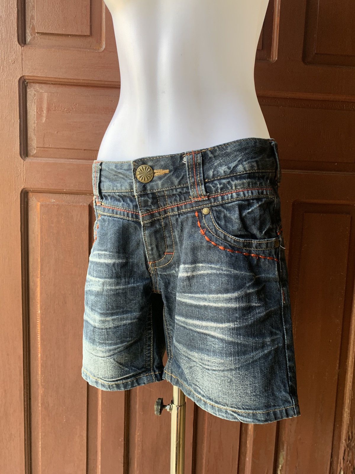 Japanese Brand y2k Dead Lock Japan Rose Tattoo Embroidered Jeans Shorts Size 30" / US 8 / IT 44 - 2 Thumbnail
