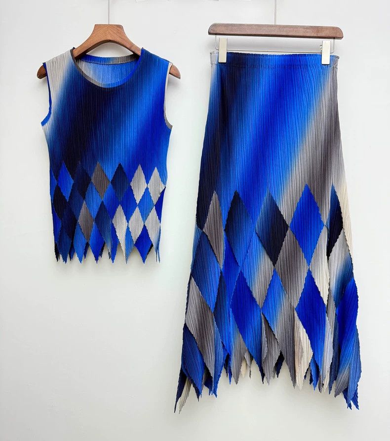 Issey Miyake Issey Miyake Diamond-cut gradient skirt Size 25" / US 0 / IT 36 - 1 Thumbnail
