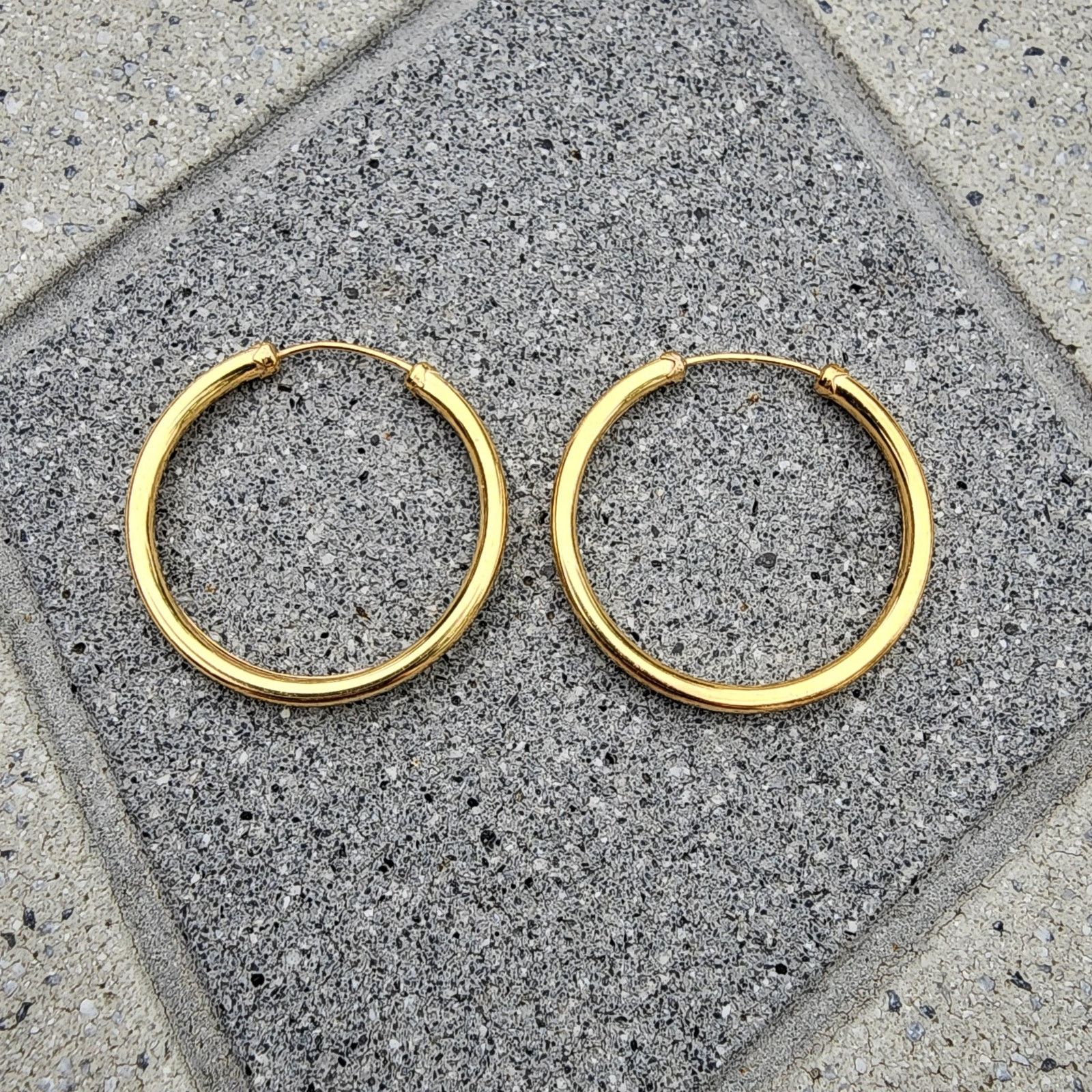 Vintage 18K Yellow Gold Large Diamond Cut Tube Capped Hoop Earrings Size ONE SIZE - 3 Thumbnail