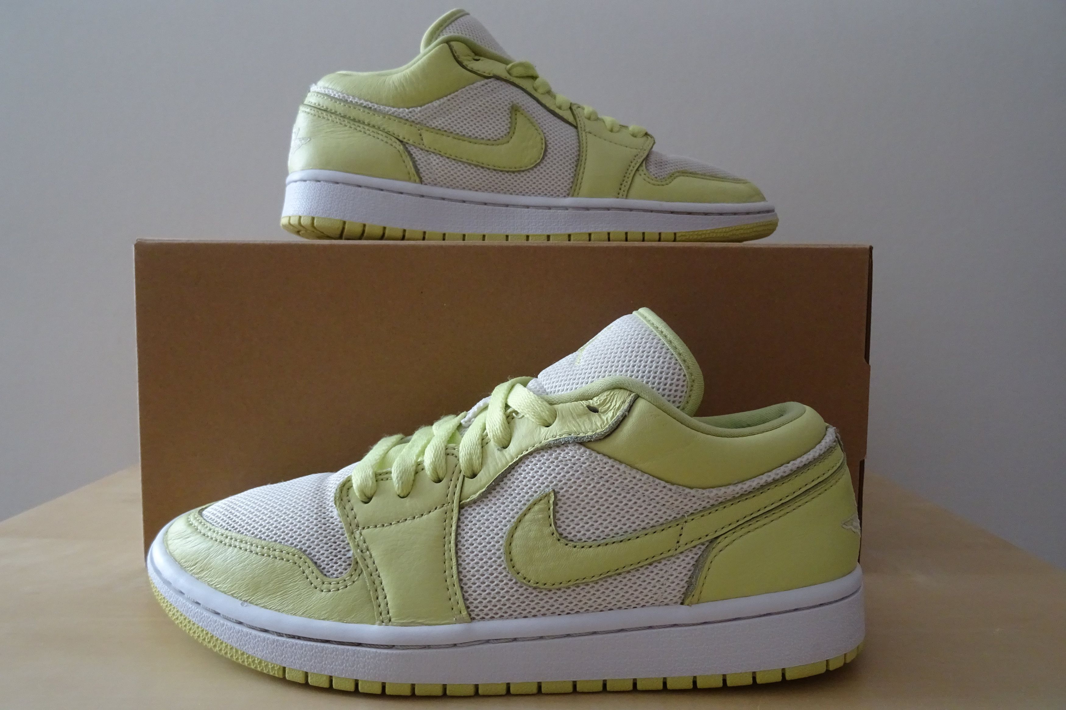 Jordan Brand Nike Air Jordan 1 Low (W) " Limelight " Sneaker Size US 7 / IT 37 - 1 Thumbnail