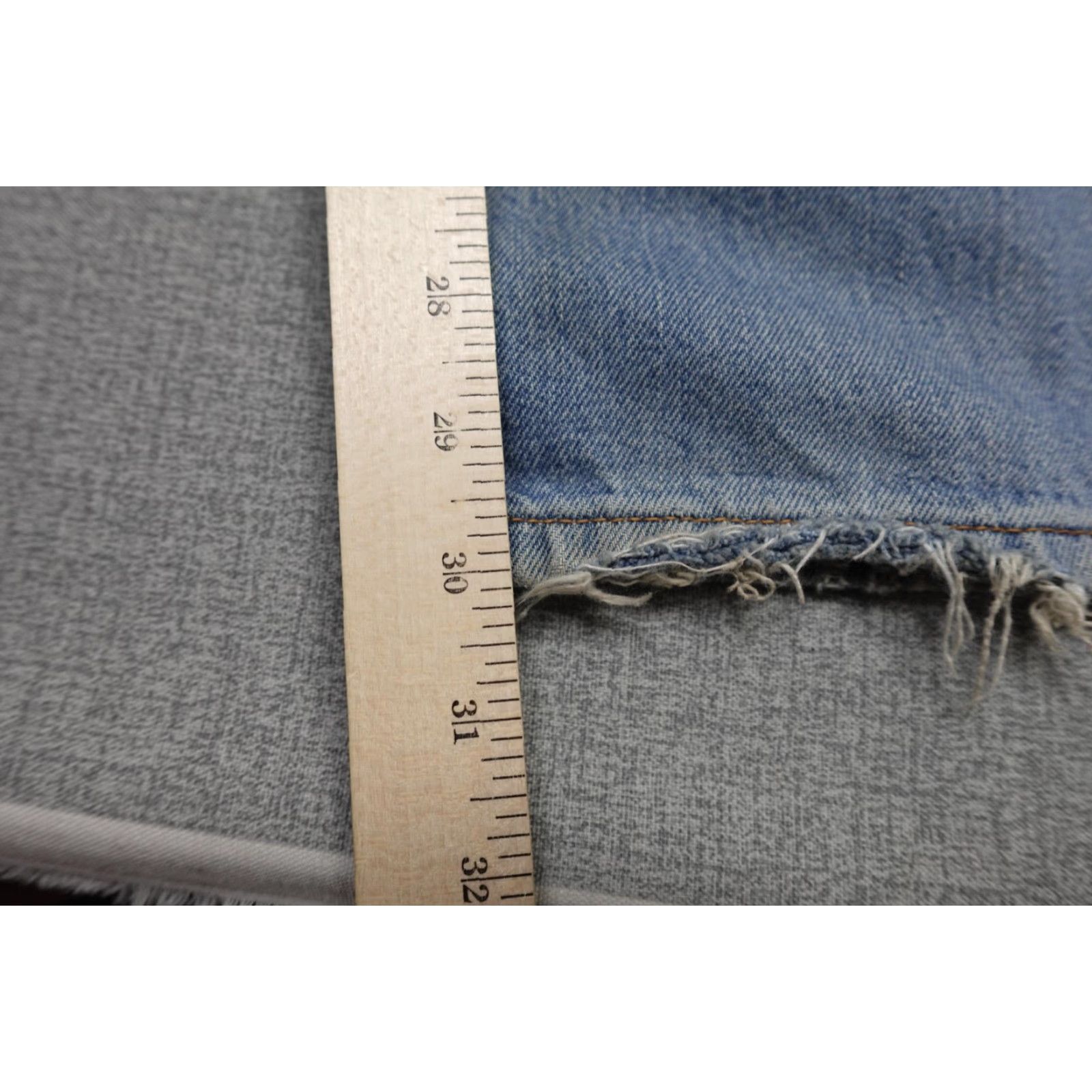 Levi's VINTAGE Levi's 560 Jeans Mens 38x30 Blue Light Wash Distressed Baggy Fit Denim Size US 38 / EU 54 - 5 Thumbnail