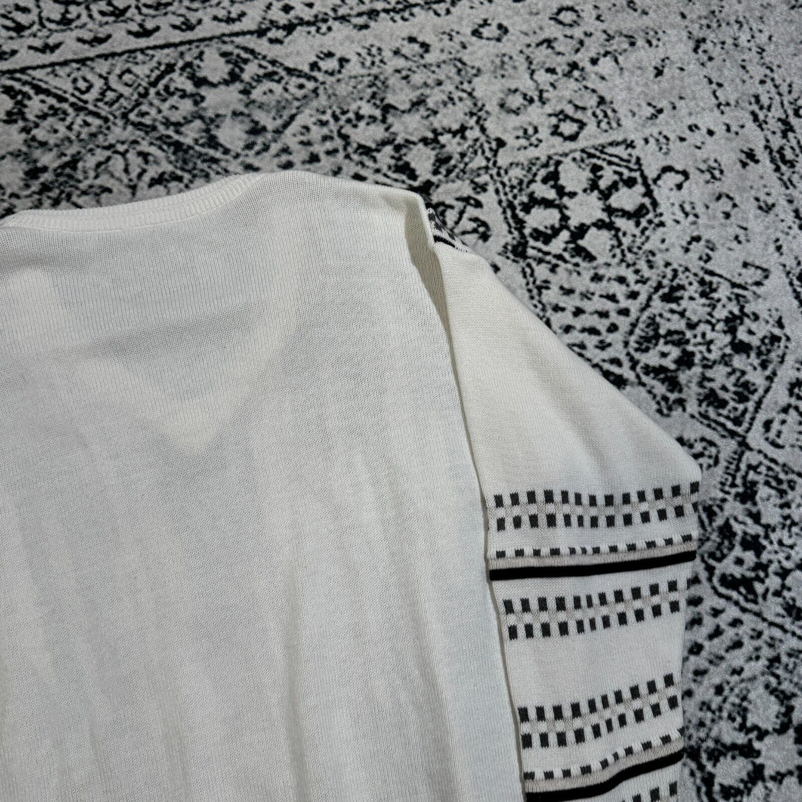 Vintage Vintage Unisex White Gray Black Cotton Sweater Size L 3D Size US L / EU 52-54 / 3 - 14 Thumbnail