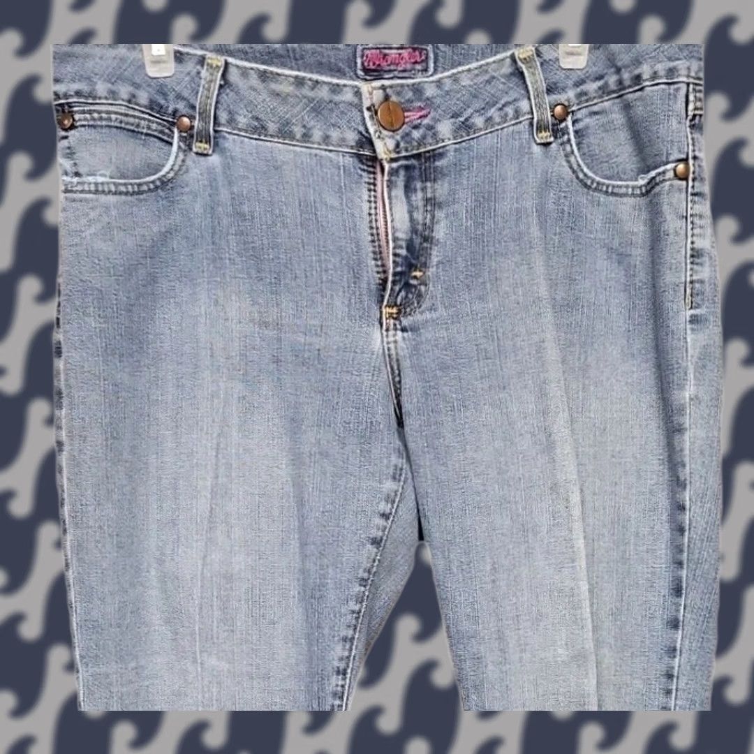 Wrangler Wrangler Jeans Slim Y2K Women’s Light Wash Distressed Pink Logo Size 10/12 Inseam 33 in Denim Cotton Regular Rise Mid 8.5-10.5 in Blue Size 32" / US 10 / IT 46 - 1 Thumbnail