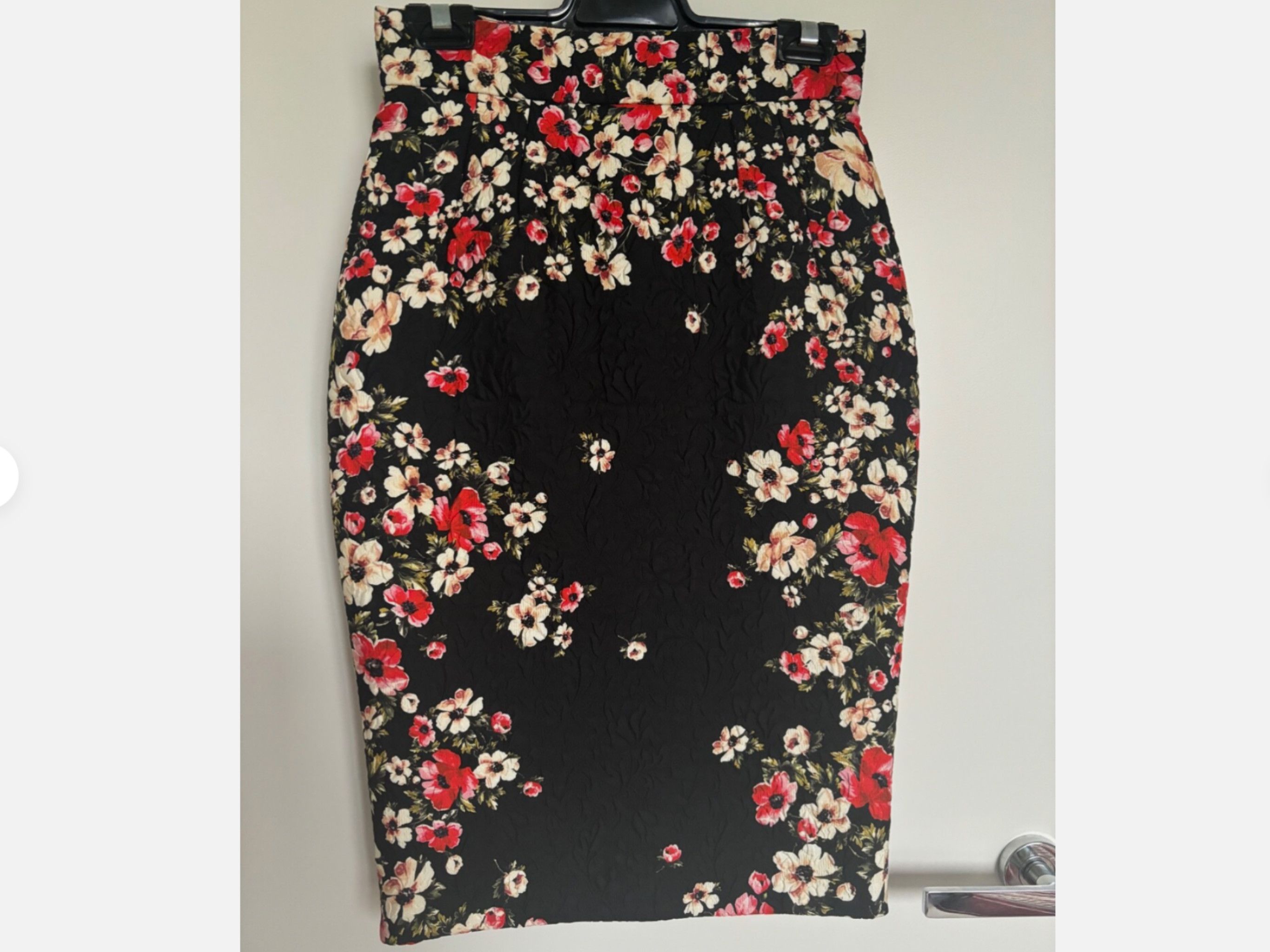 Dolce & Gabbana Dolce & Gabbana Floral Skirt, with original tags Size 27" / US 4 / IT 40 - 3 Thumbnail