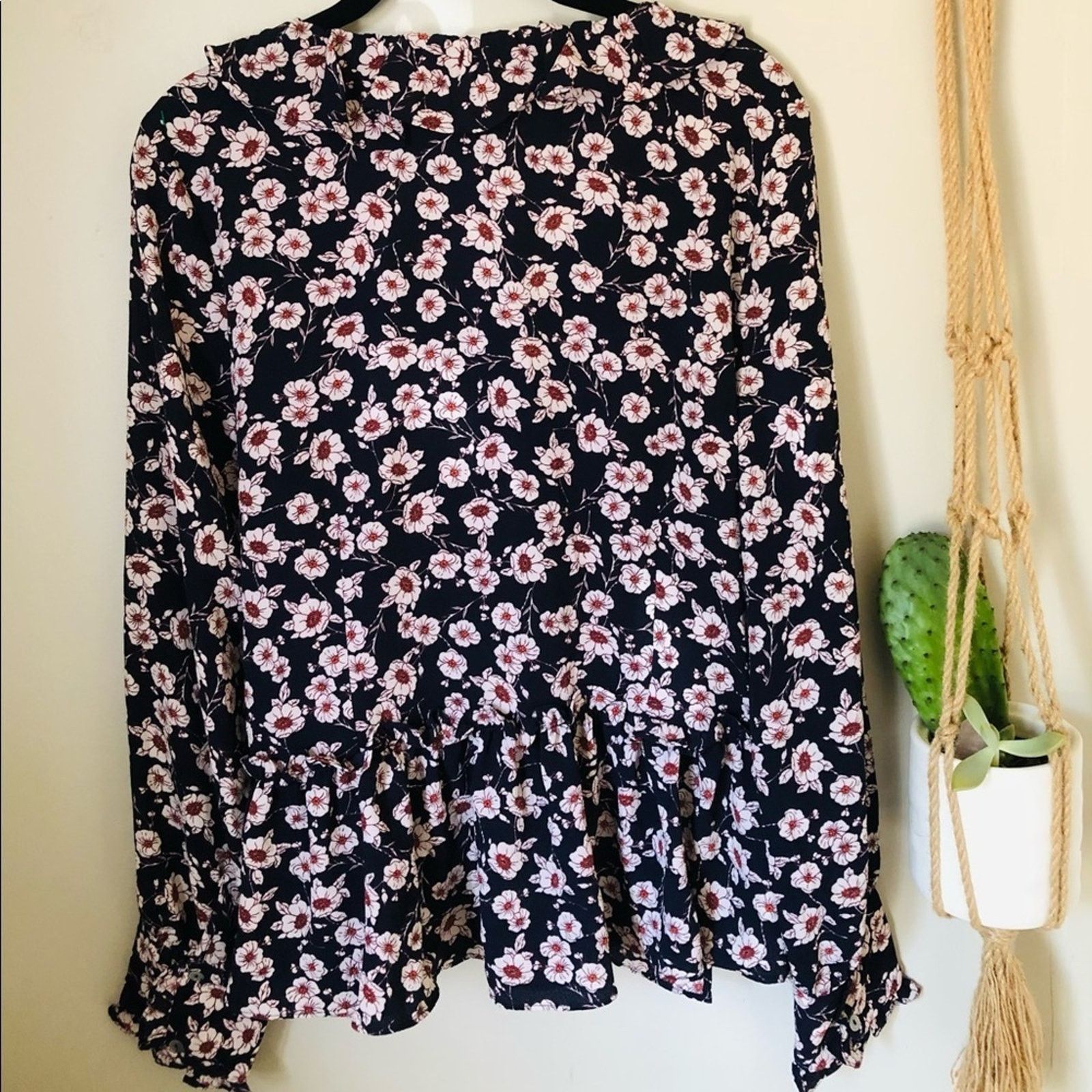Macys Floral Wrap Front Blouse Size M / US 6-8 / IT 42-44 - 7 Thumbnail