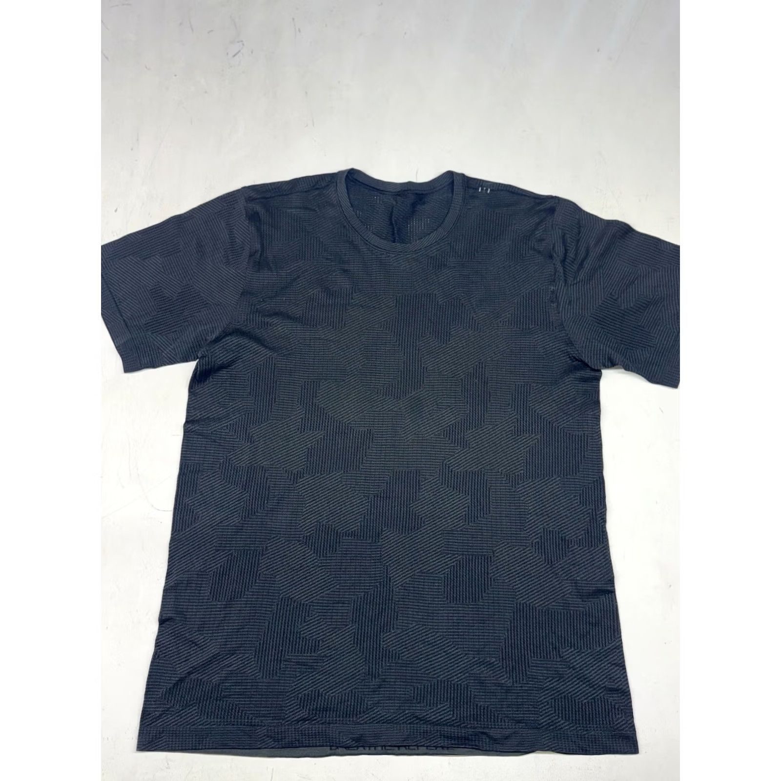 Lululemon Lululemon Shirt Men Large Gray Camouflage Short Sleeve Athletic Performance Top Gym Size US L / EU 52-54 / 3 - 4 Thumbnail