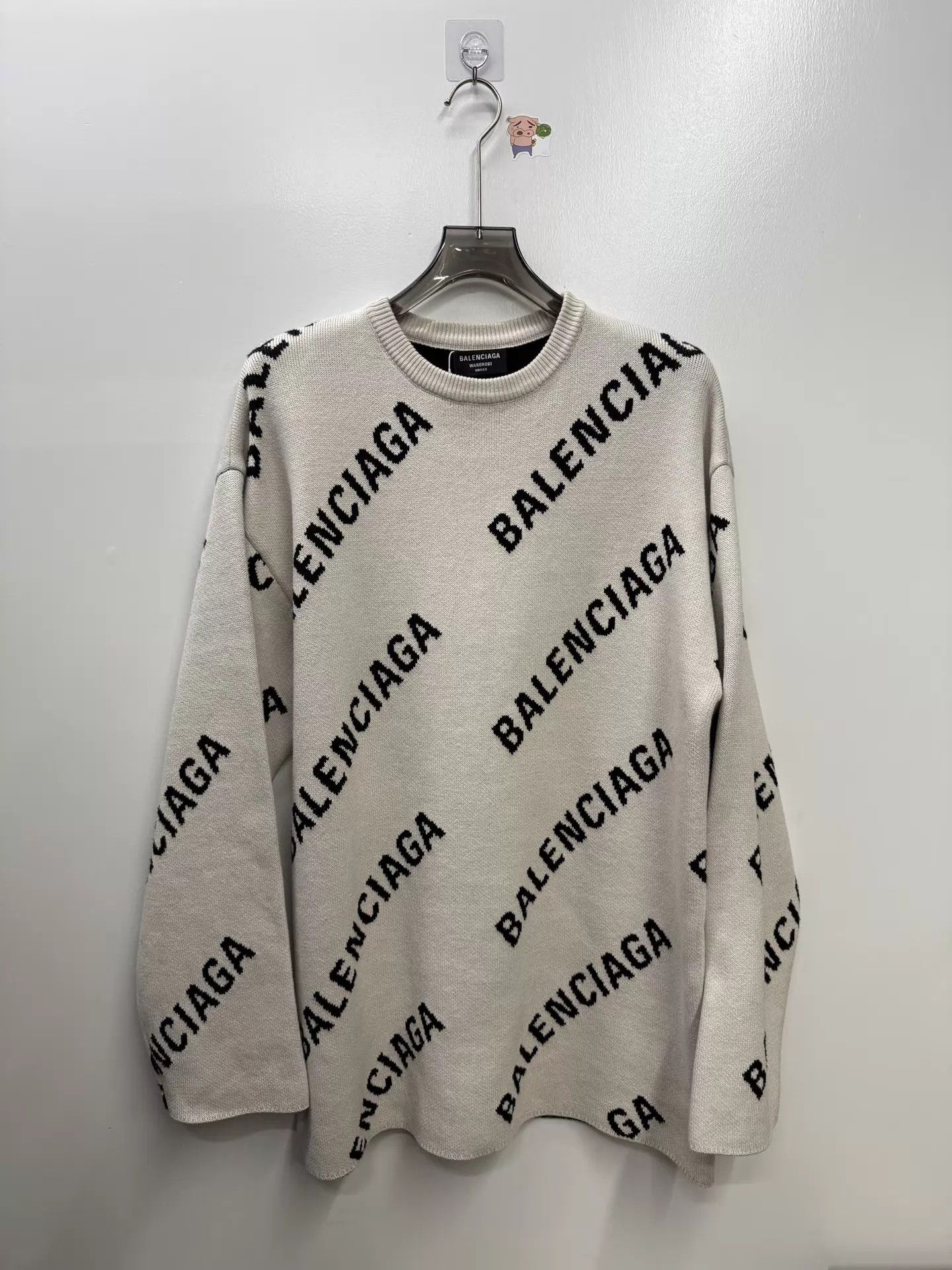 Balenciaga Balenciaga light beige all over print crewneck S worn 1x Size US S / EU 44-46 / 1 - 1 Thumbnail