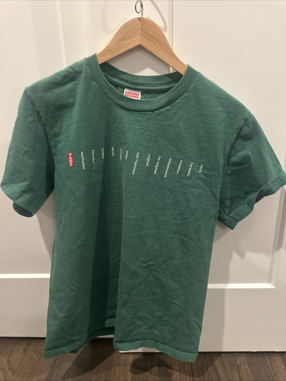 Supreme Supreme Location Tee Pine/Green Size Small Size US S / EU 44-46 / 1 - 2 Thumbnail