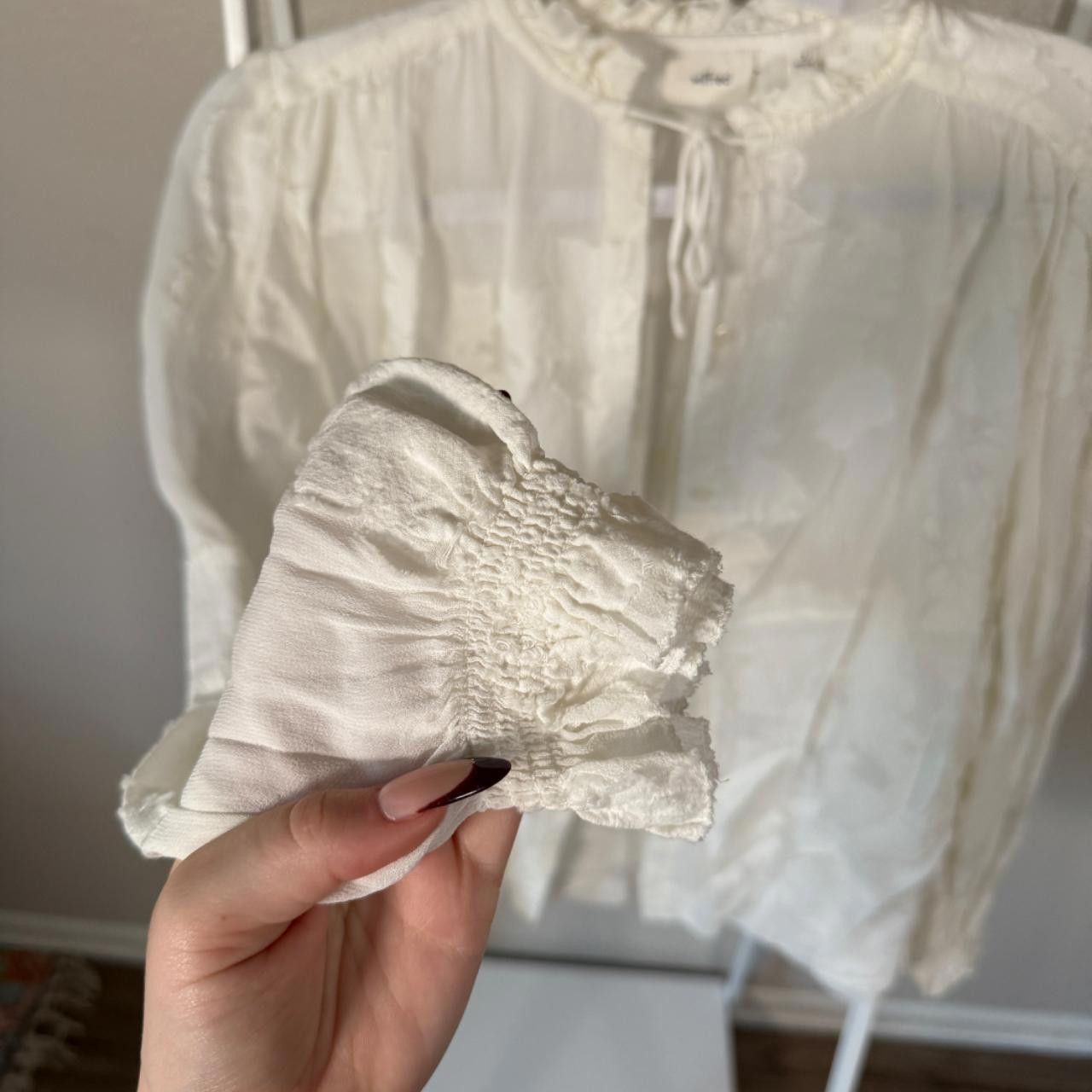 Aritzia white floral button up🤍 Size S / US 4 / IT 40 - 6 Thumbnail
