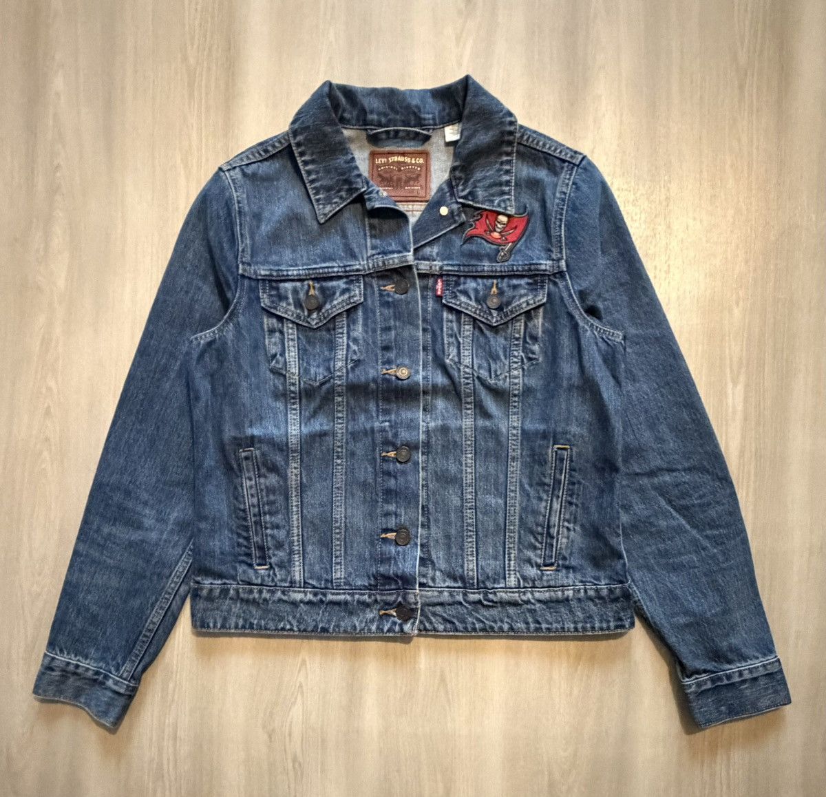 Levi's Levis x NFL Tampa Bay Buccaneers Denim Trucker Jacket Sz L Size L / US 10 / IT 46 - 3 Thumbnail