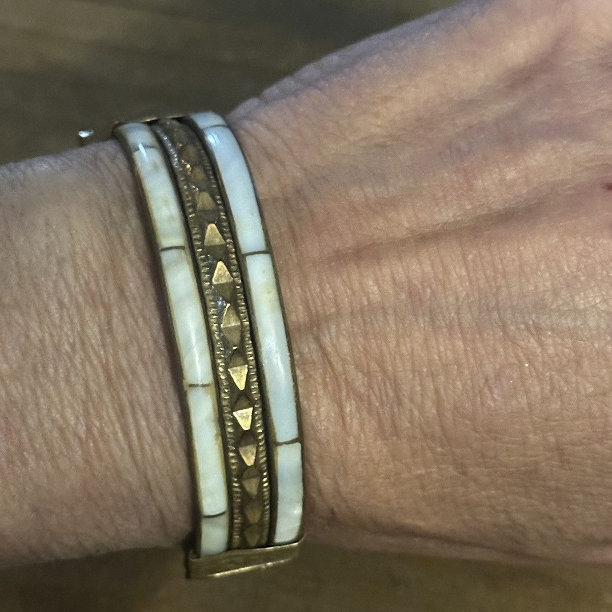 Vintage Vintage brass mother of Pearl inlay hinged bangle bracelet Size ONE SIZE - 4 Thumbnail