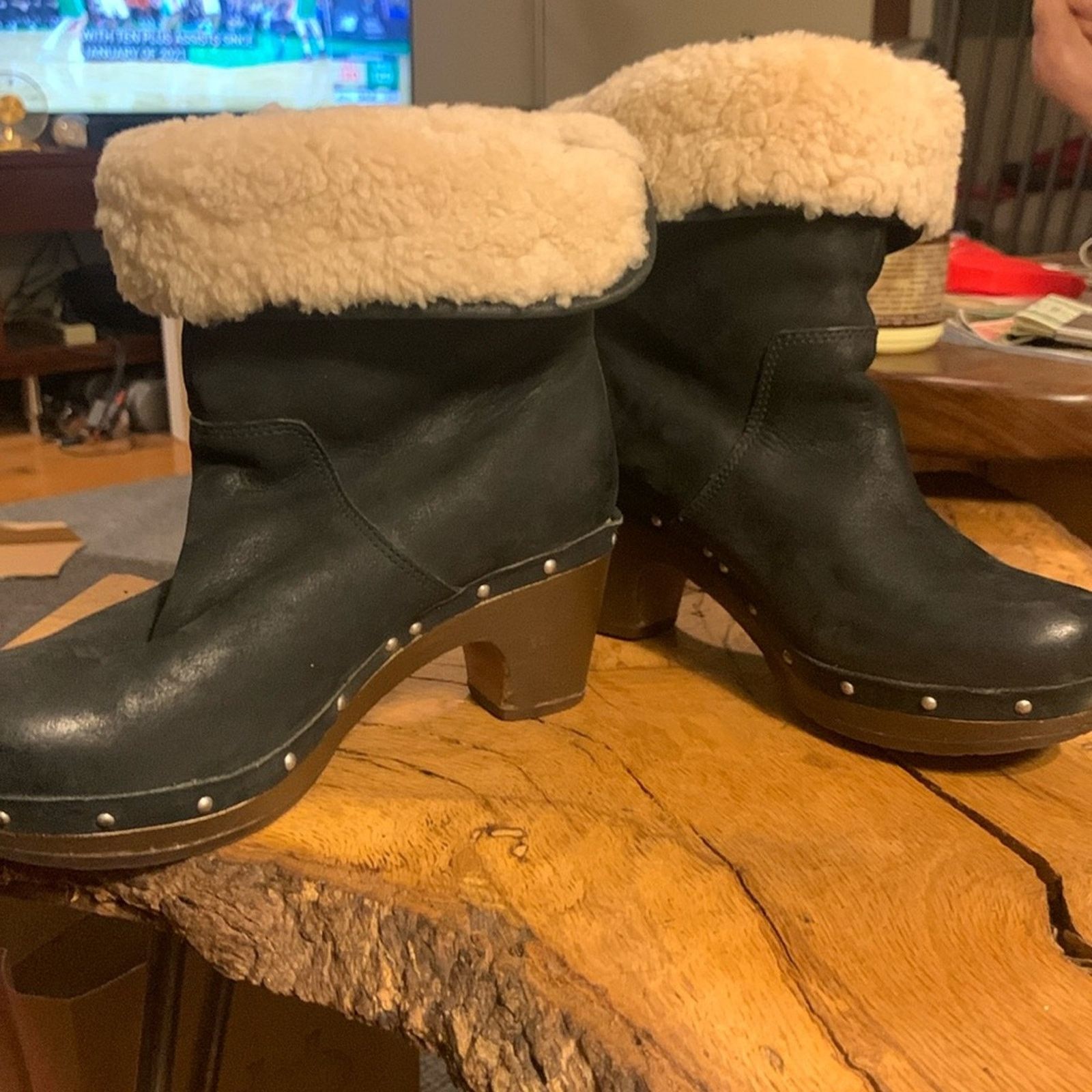 Ugg Uggs Lynnea black leather shearling clogs with studs detail Size US 5 / IT 35 - 1 Thumbnail