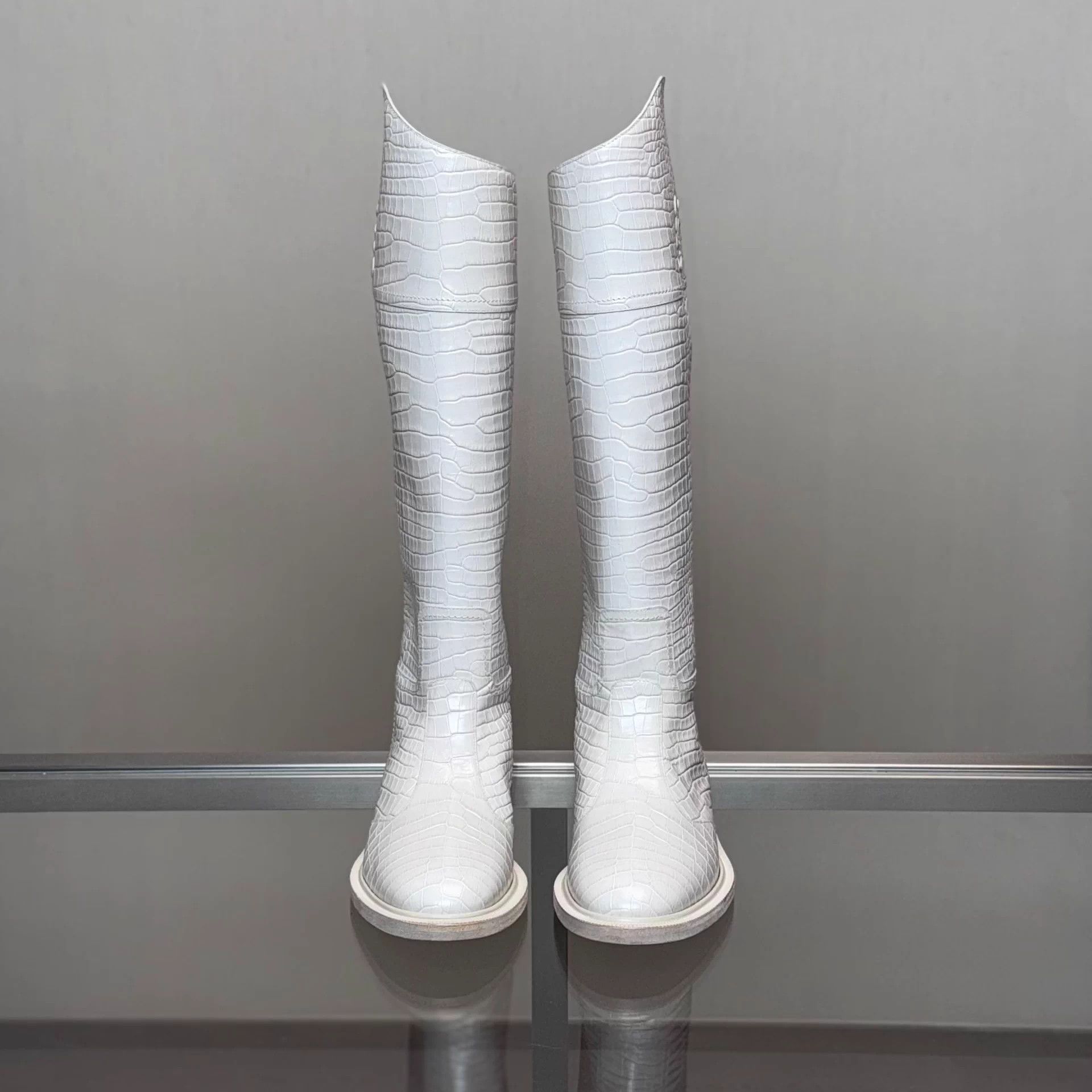 Fendi Fendi white crocodile print boots 37.5 Size US 6.5 / IT 36.5 - 2 Thumbnail