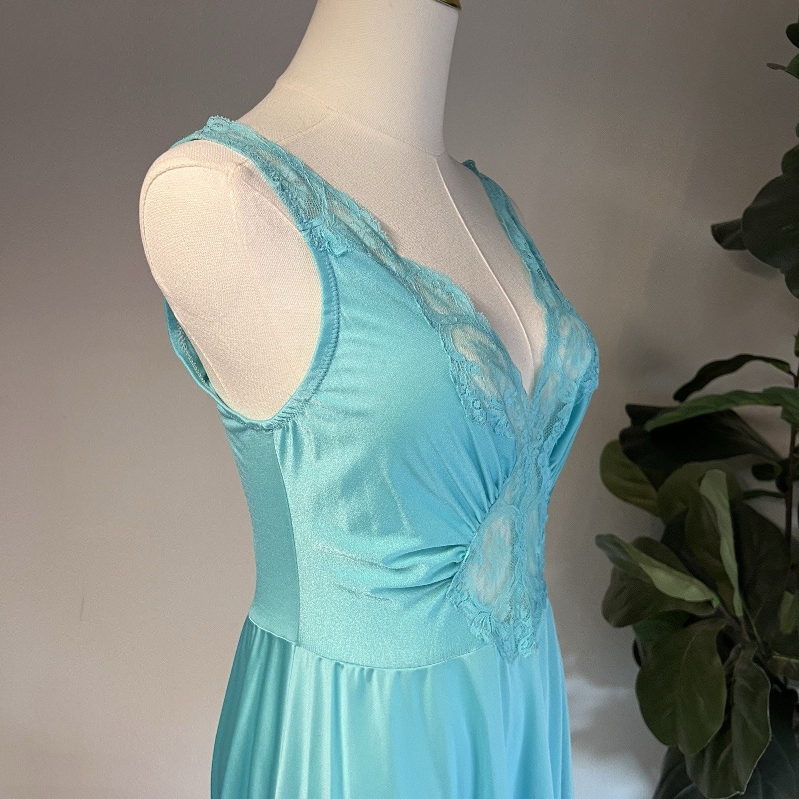 Other OLGA Bodysilk Peignoir Lace Trimmed Nightgown (L) Coquette Size ONE SIZE - 5 Thumbnail