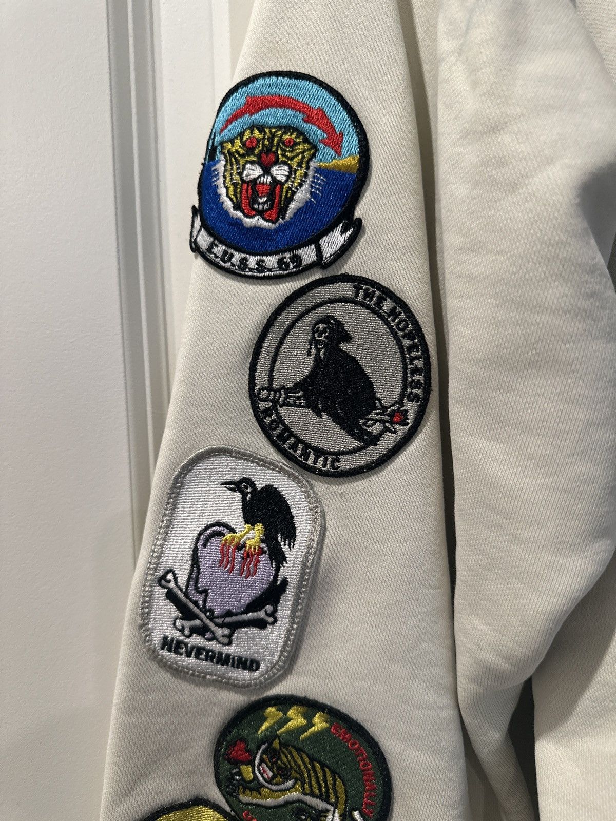 Emotionally Unavailable Emotionally unavailable distressed patches crewneck Size US XL / EU 56 / 4 - 7 Thumbnail