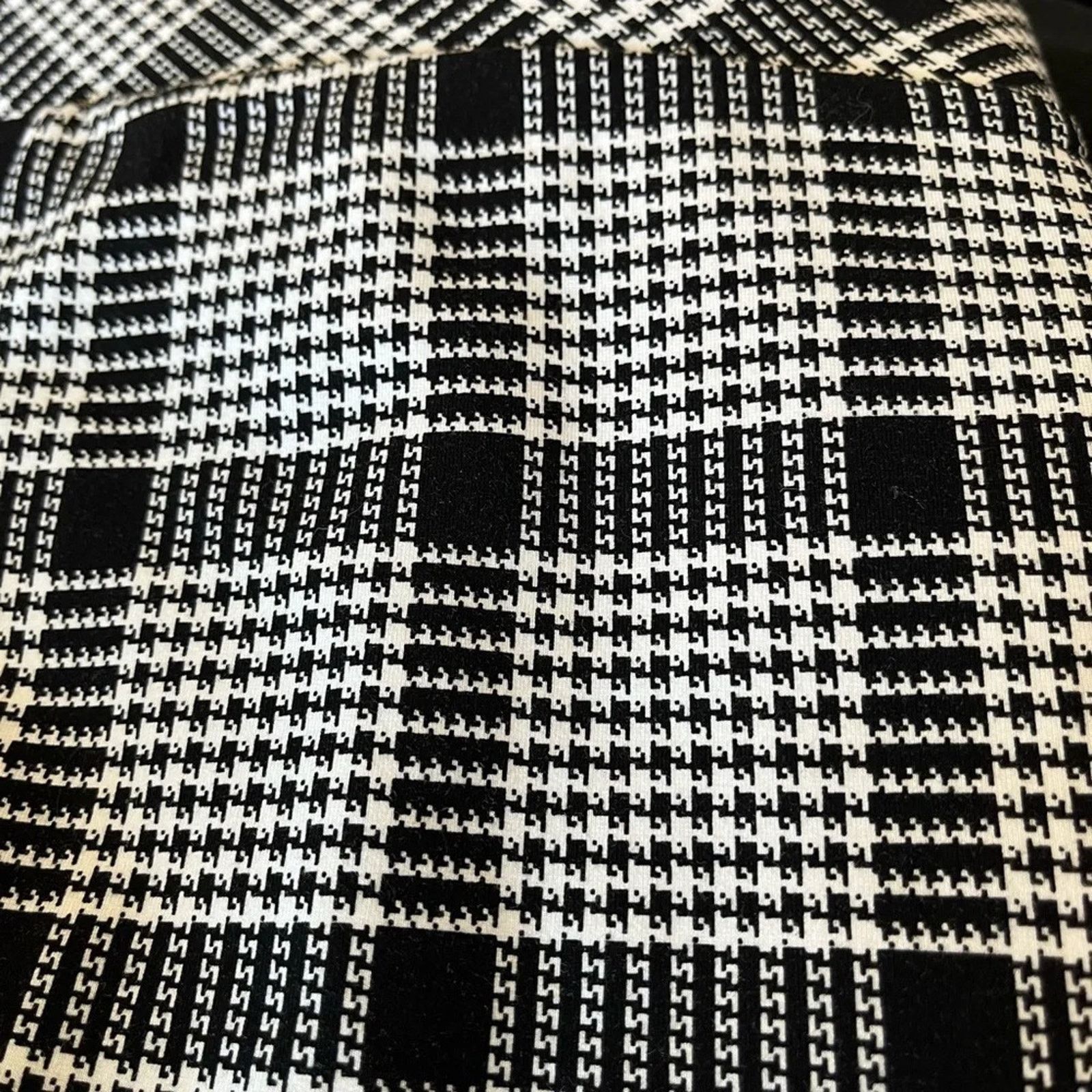 The Unbranded Brand Torrid skirt black and white, size1 (XL). Size 40" / US 18 - 3 Thumbnail