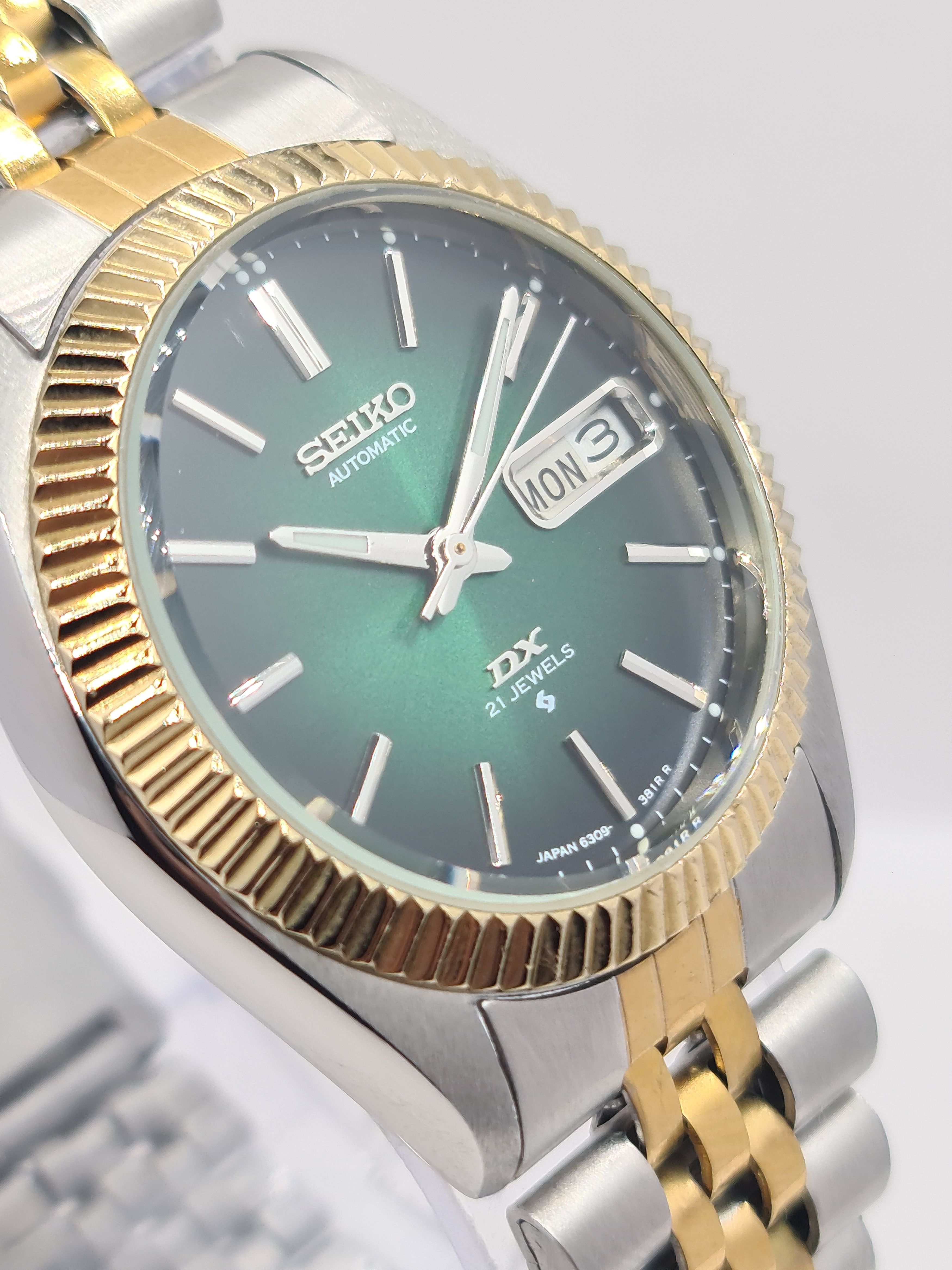 Japanese Brand Seiko DX Automatic Fluted Bazel Day/Date Japan Size 36 - 1 Thumbnail