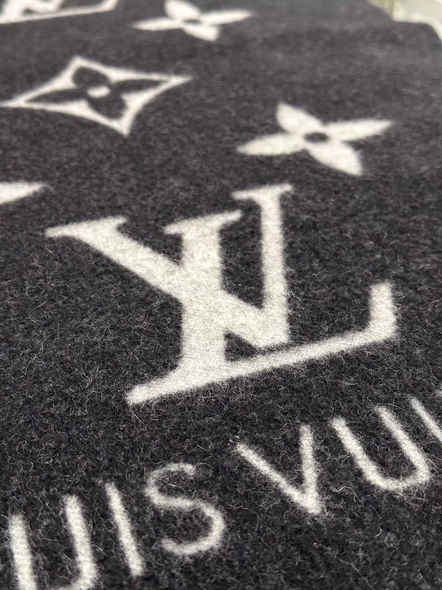 Louis Vuitton LV Reykjavik Monogram Scarf Black & Gray Cashmere Size ONE SIZE - 6 Thumbnail