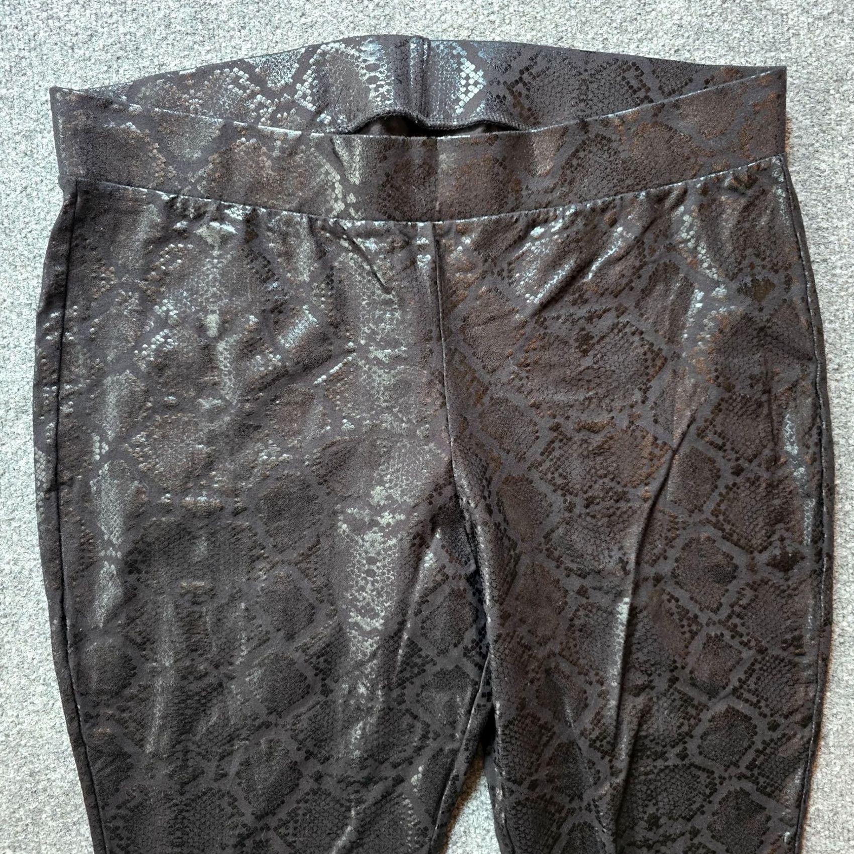 Torrid Torrid Pants Women 3X Black Snakeskin Leggings Cropped Capri Pull On Casual Size 40" / US 18 - 2 Thumbnail
