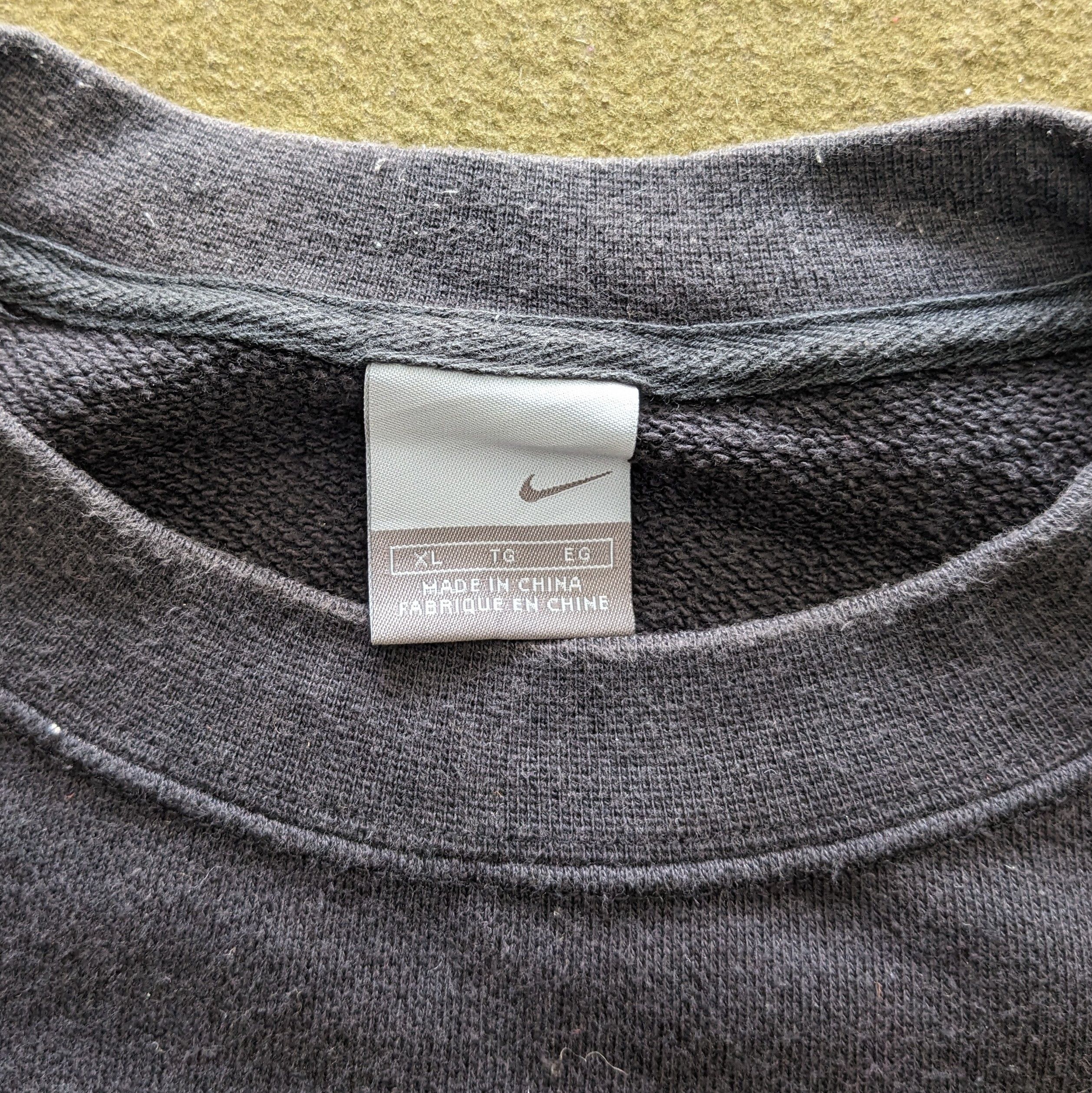 Nike Vintage NIKE TWOTHOUSANDFOUR Small Logo Sweatshirt Size US L / EU 52-54 / 3 - 6 Thumbnail