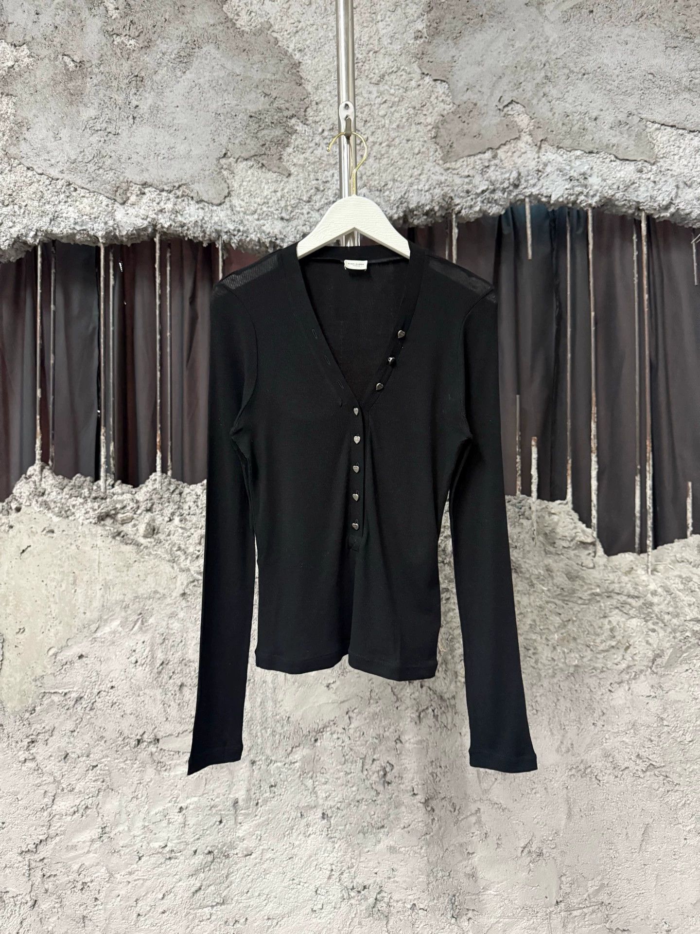 Saint Laurent Paris Saint Laurent SLP Heart Button Knit LS XS Size XS / US 0-2 / IT 36-38 - 1 Thumbnail