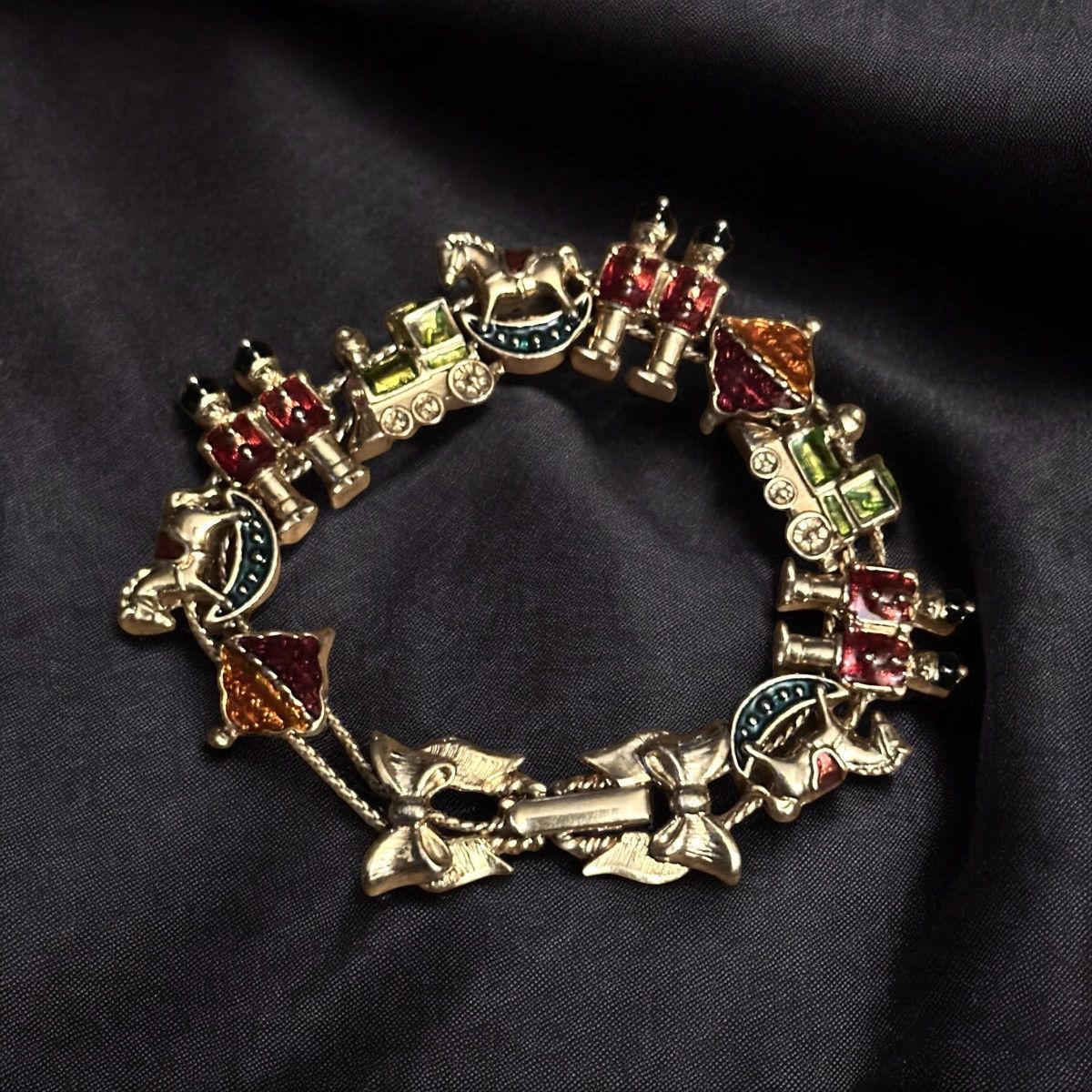 Other × Vintage Vintage Avon Christmas sliding charm bracelet Size ONE SIZE - 1 Thumbnail
