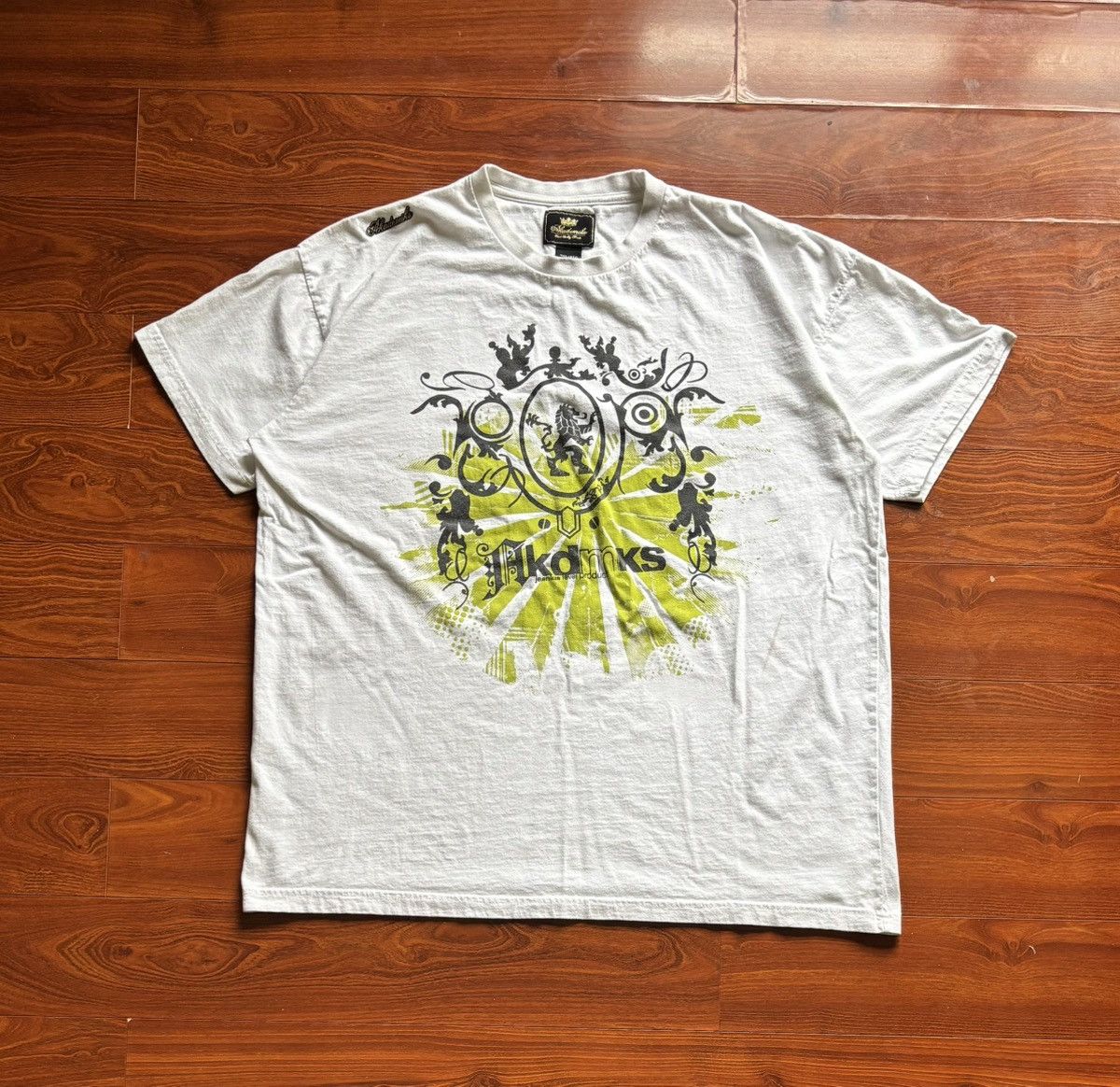 Akademiks 2XL - Y2K Akademiks Suede tee w Embroidery Size US XXL / EU 58 / 5 - 1 Thumbnail