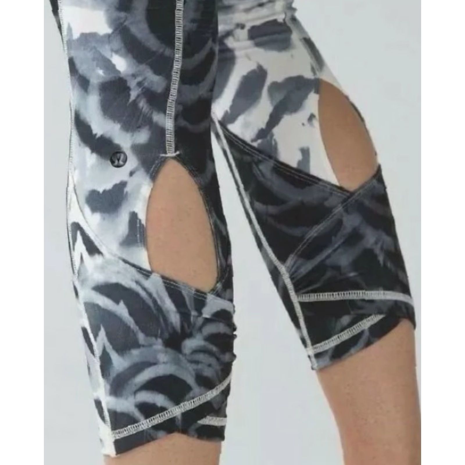 Lululemon VINTAGE Lululemon Wunder Under Pants Womens 4 Gray Yin To You Skirted Legging Pretty Plume Angel Wing Size 27" / US 4 / IT 40 - 3 Thumbnail