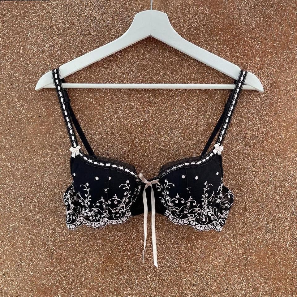 Vintage Vintage Black Floral Embroidered Bra (36A/34B) Size ONE SIZE - 1 Thumbnail