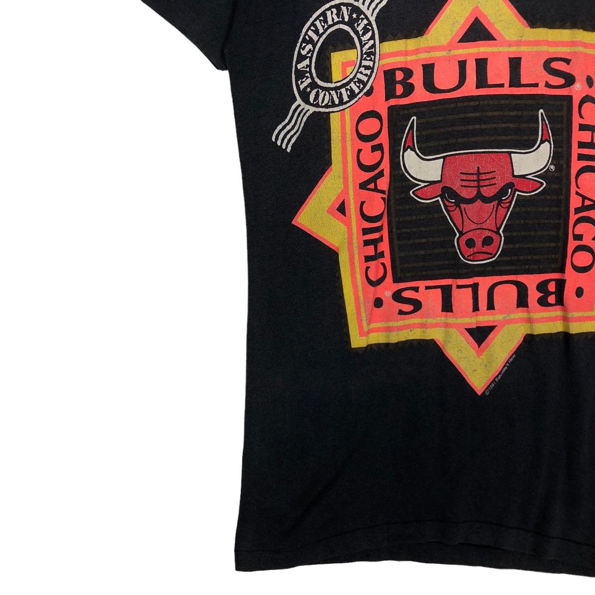 NBA 🔥90’s Vintage Chicago Bulls T-Shirt Big Logo Over Print Size US M / EU 48-50 / 2 - 3 Thumbnail