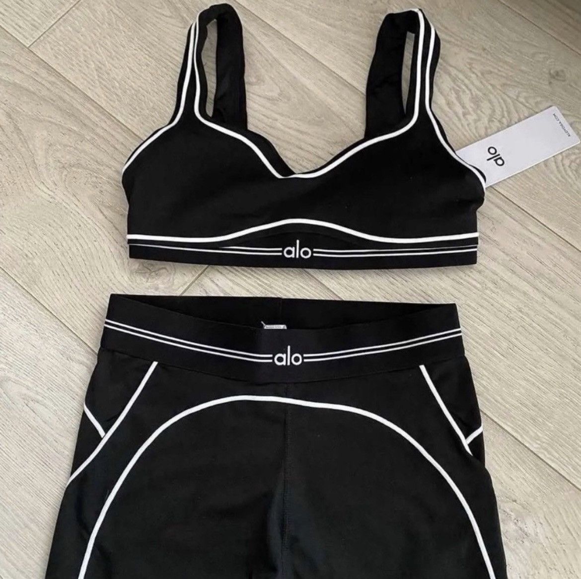 Alo Yoga Small Black and White Alo set Size 27" / US 4 / IT 40 - 3 Thumbnail