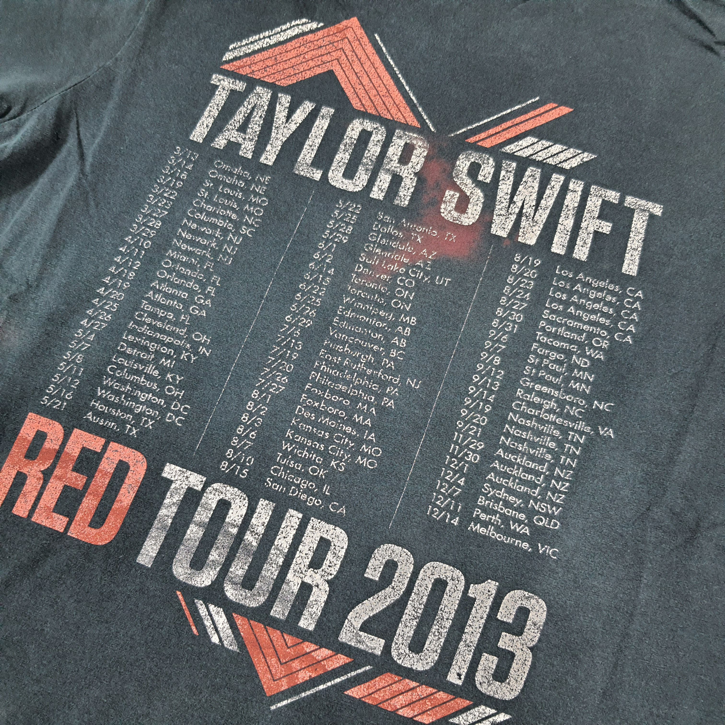 Band Tees Vintage Taylor Swift Red Tour 2013 Tshirt C294N31 Size US M / EU 48-50 / 2 - 4 Thumbnail