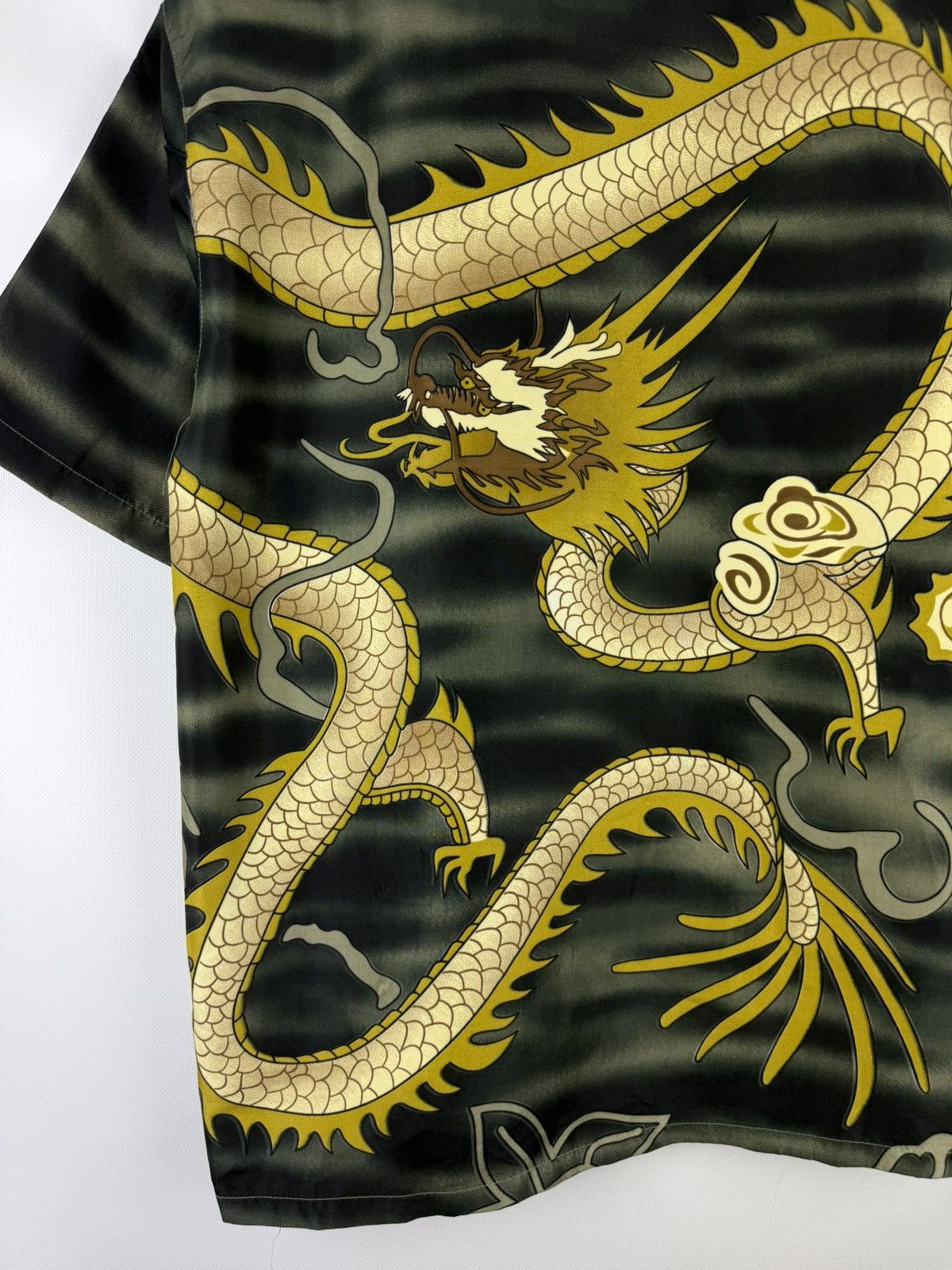 Japanese Brand Vintage Dragon Overprinted S/S Crazy Button Up Shirt Size US S / EU 44-46 / 1 - 20 Thumbnail