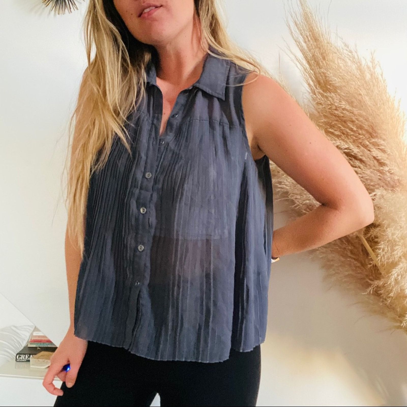 Forever 21 FOREVER 21 Grey Pleated Button Sheer Tank Top Blouse Shirt Size M / US 6-8 / IT 42-44 - 2 Thumbnail