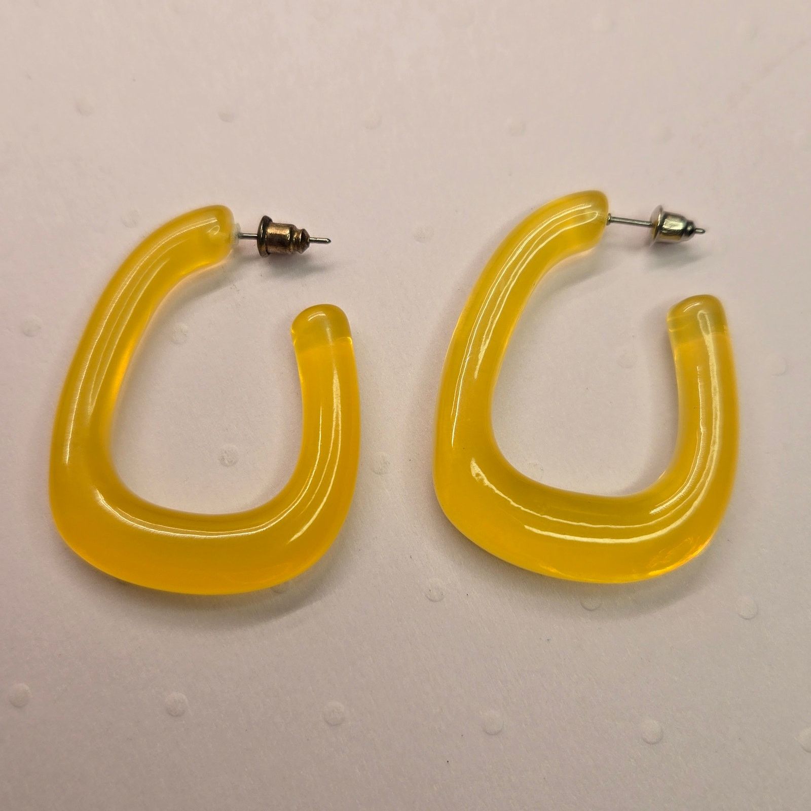 Vintage Vintage Mod Acrylic U-Shape Mini Hoop Earrings Geometric Size ONE SIZE - 1 Thumbnail
