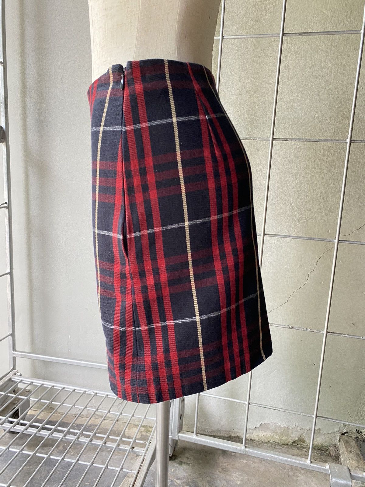 Burberry Burberry Y2K red nova check skirt Size 24" / US 00 / IT 34 - 18 Thumbnail