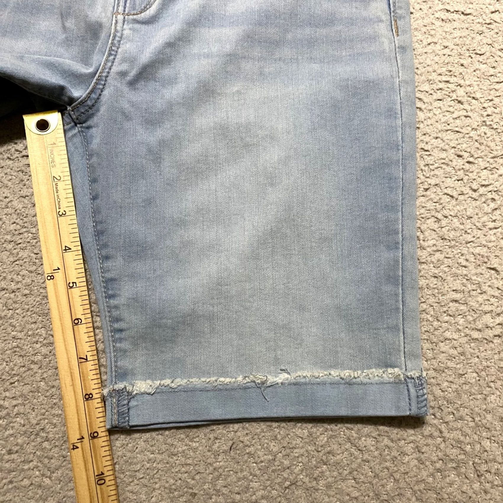 Levi's Denizen Levi's Shorts Womens sz 6 Blue Denim Bermuda Jean Medium Wash Inseam 9" Size 28" / US 6 / IT 42 - 6 Thumbnail