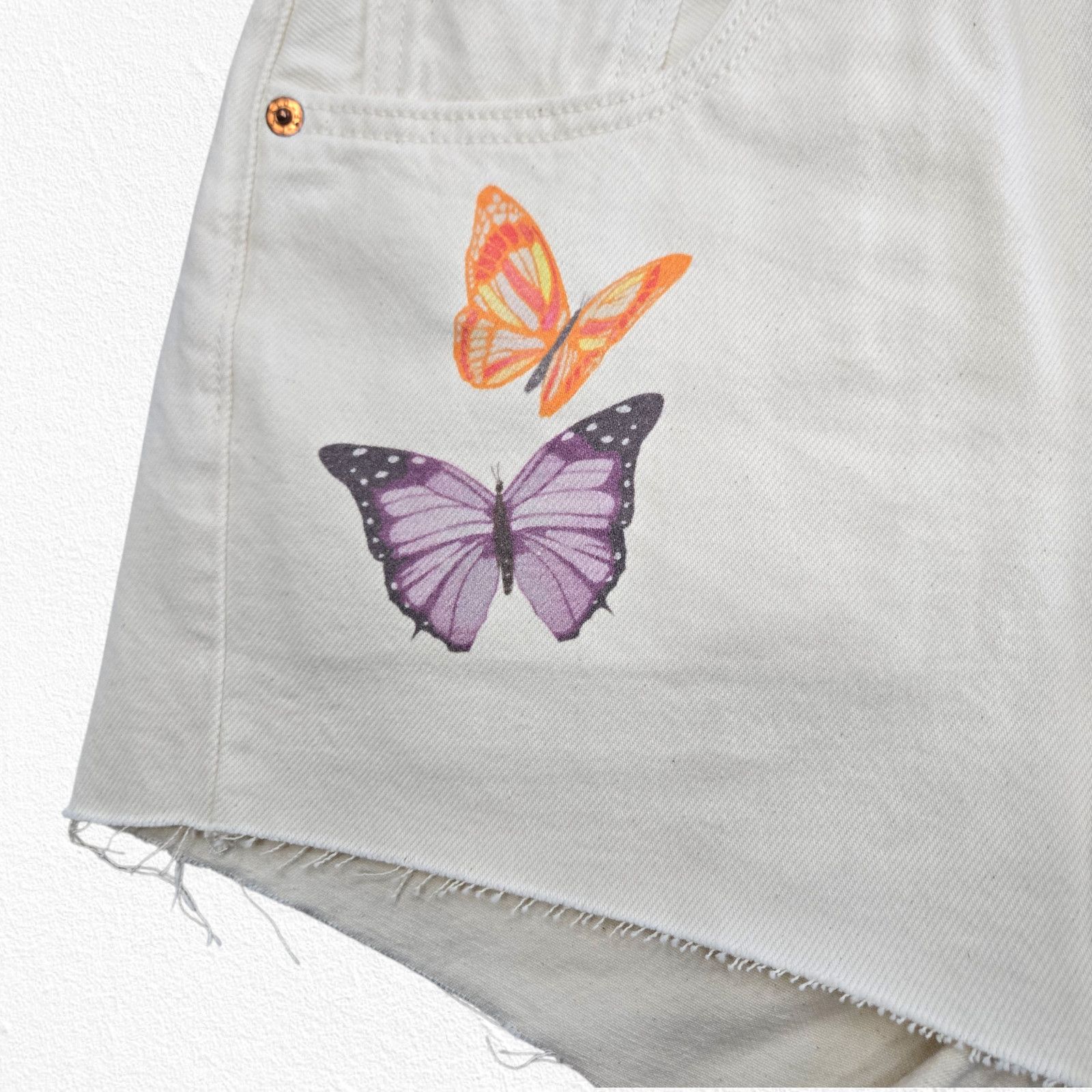 Levi's Levi’s 501 White Butterfly Cutoff Shorts Size 26 Size 26" / US 2 / IT 38 - 4 Thumbnail