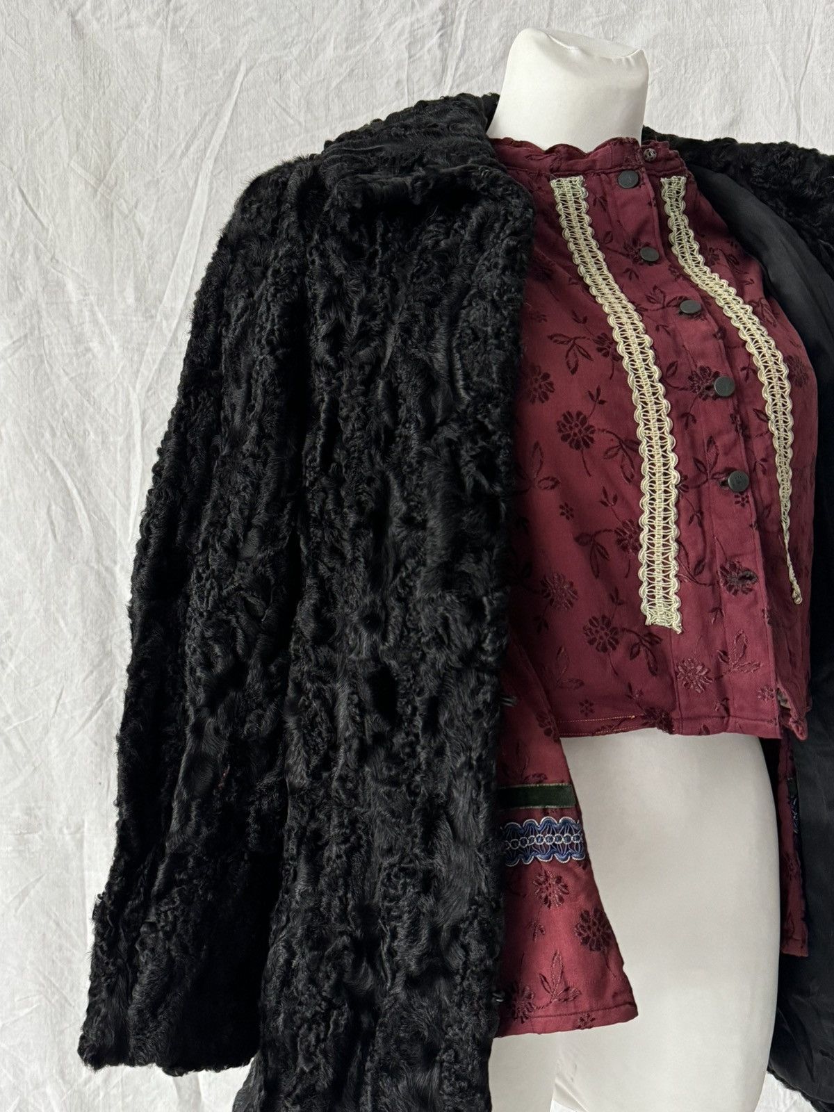 Vintage 1940s Vintage German Made Women's 'Persian Lamb' Fur Coat Size M / US 6-8 / IT 42-44 - 5 Thumbnail