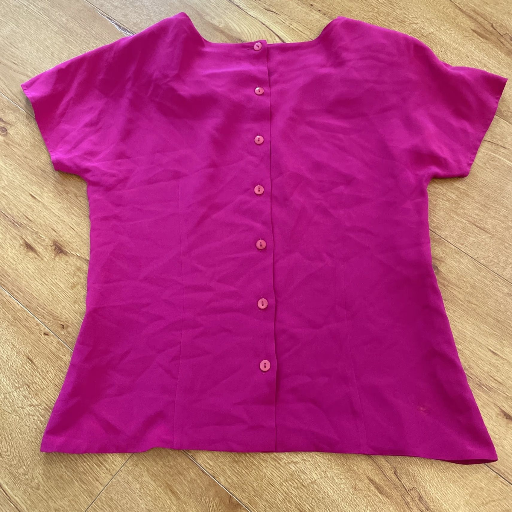 Vintage VINTAGE CLASSIQUES 100% Silk Fuchsia Pink Button Up Back Blouse XS Shoulder Pads Shirt Womens XS Short Sleeve Round Neck Lightweight Dry Clean Only Size XS / US 0-2 / IT 36-38 - 5 Thumbnail
